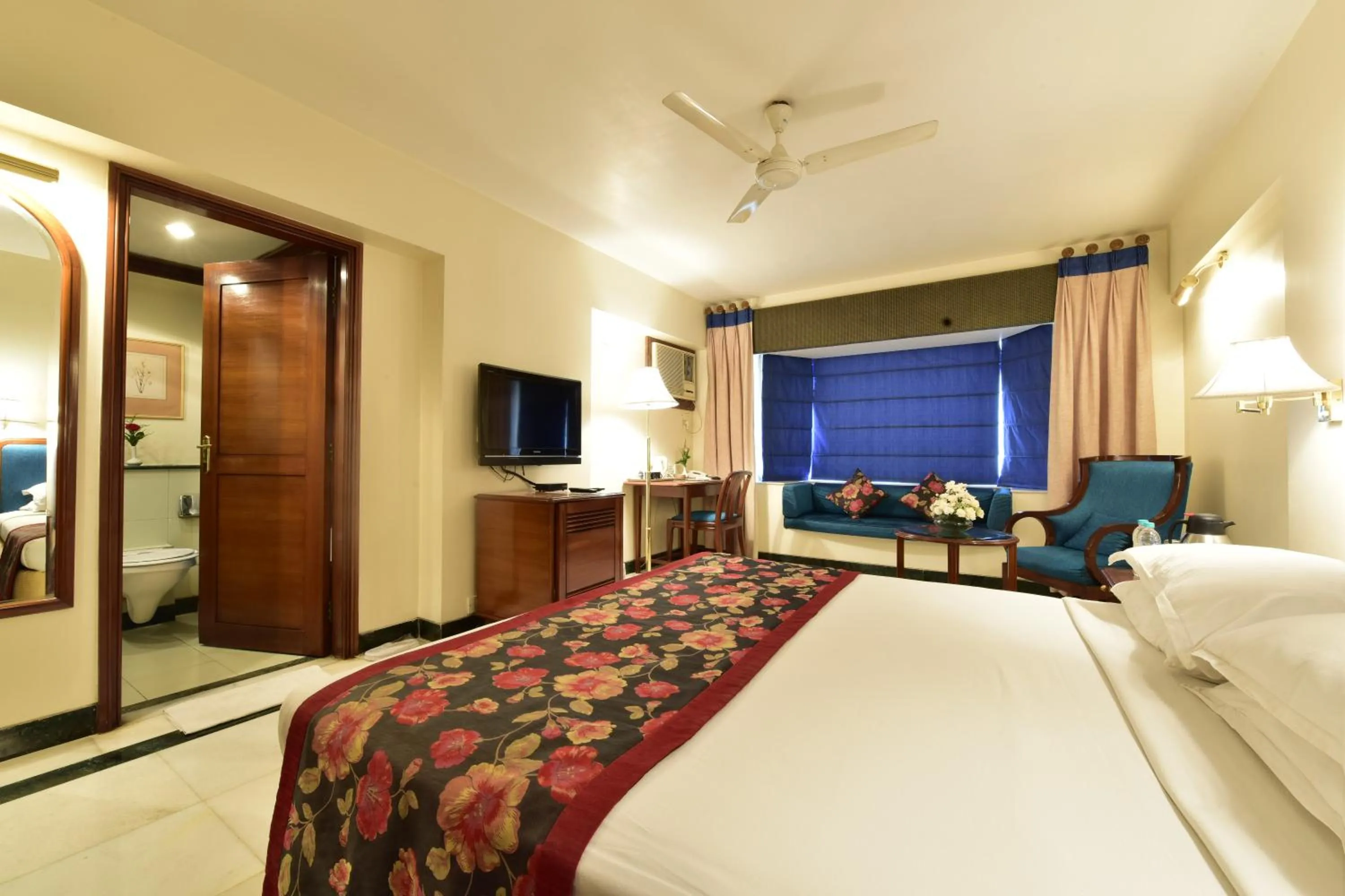 Photo of the whole room, Bed in Hotel Parle International