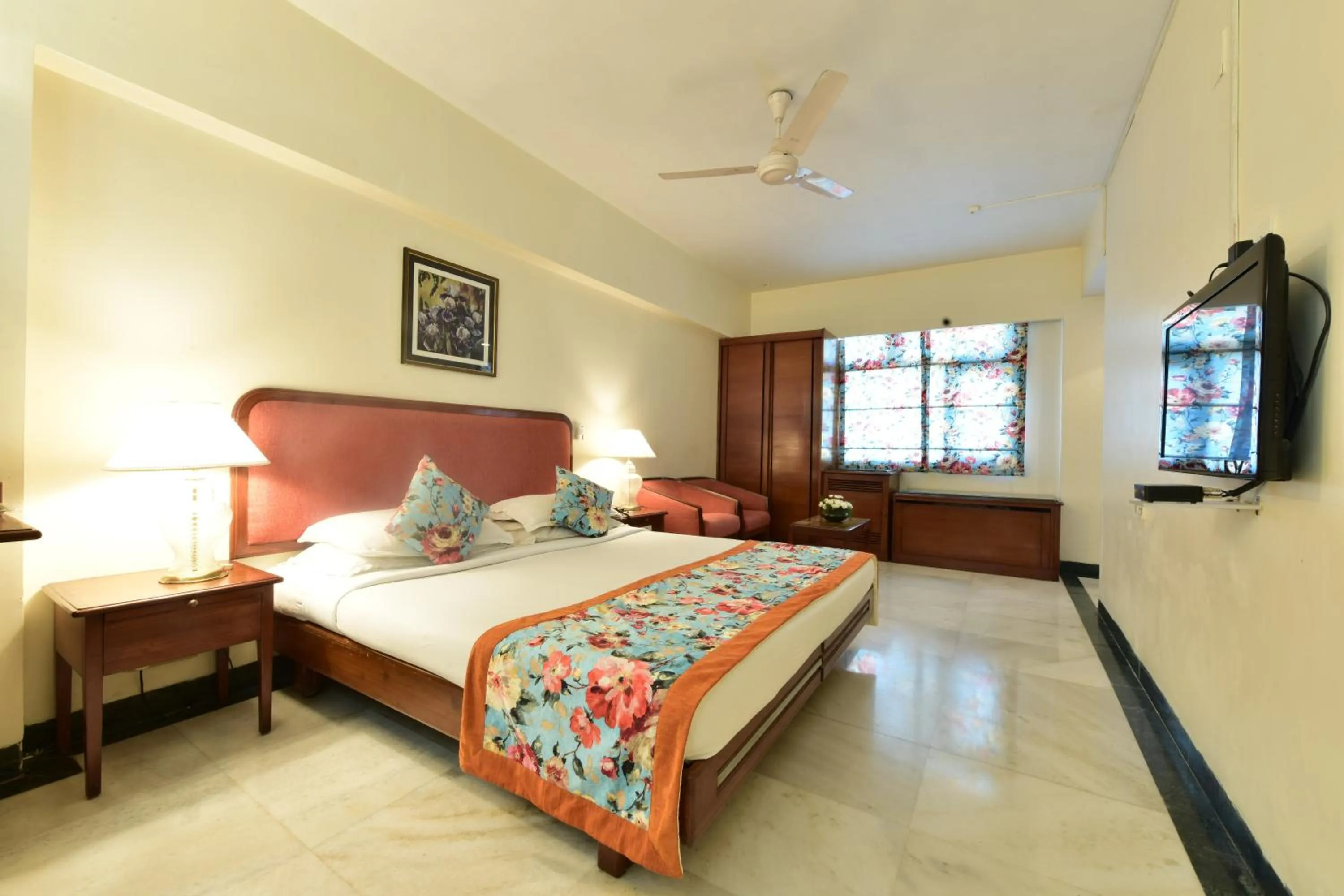 Photo of the whole room, Bed in Hotel Parle International