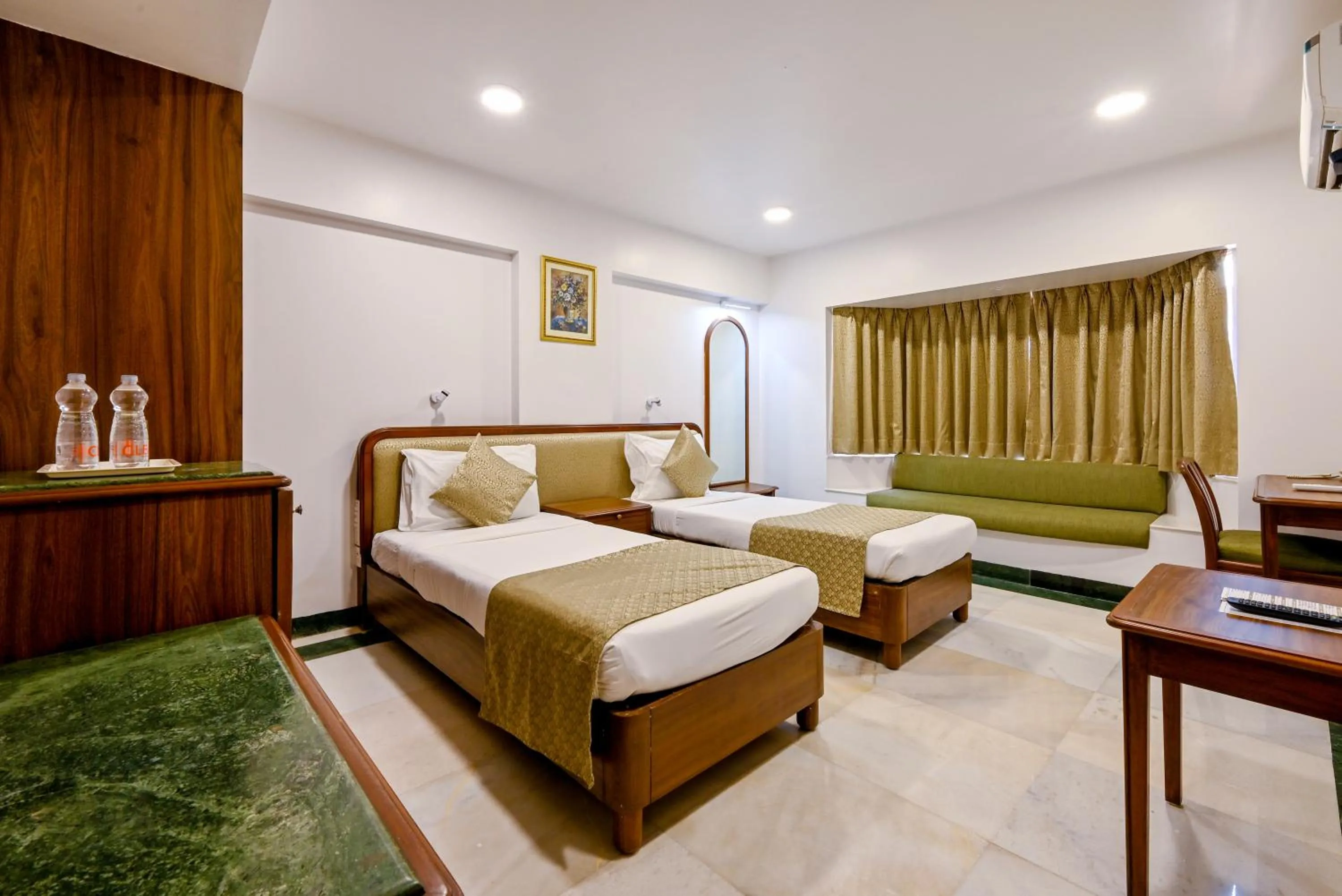 Bed in Hotel Parle International