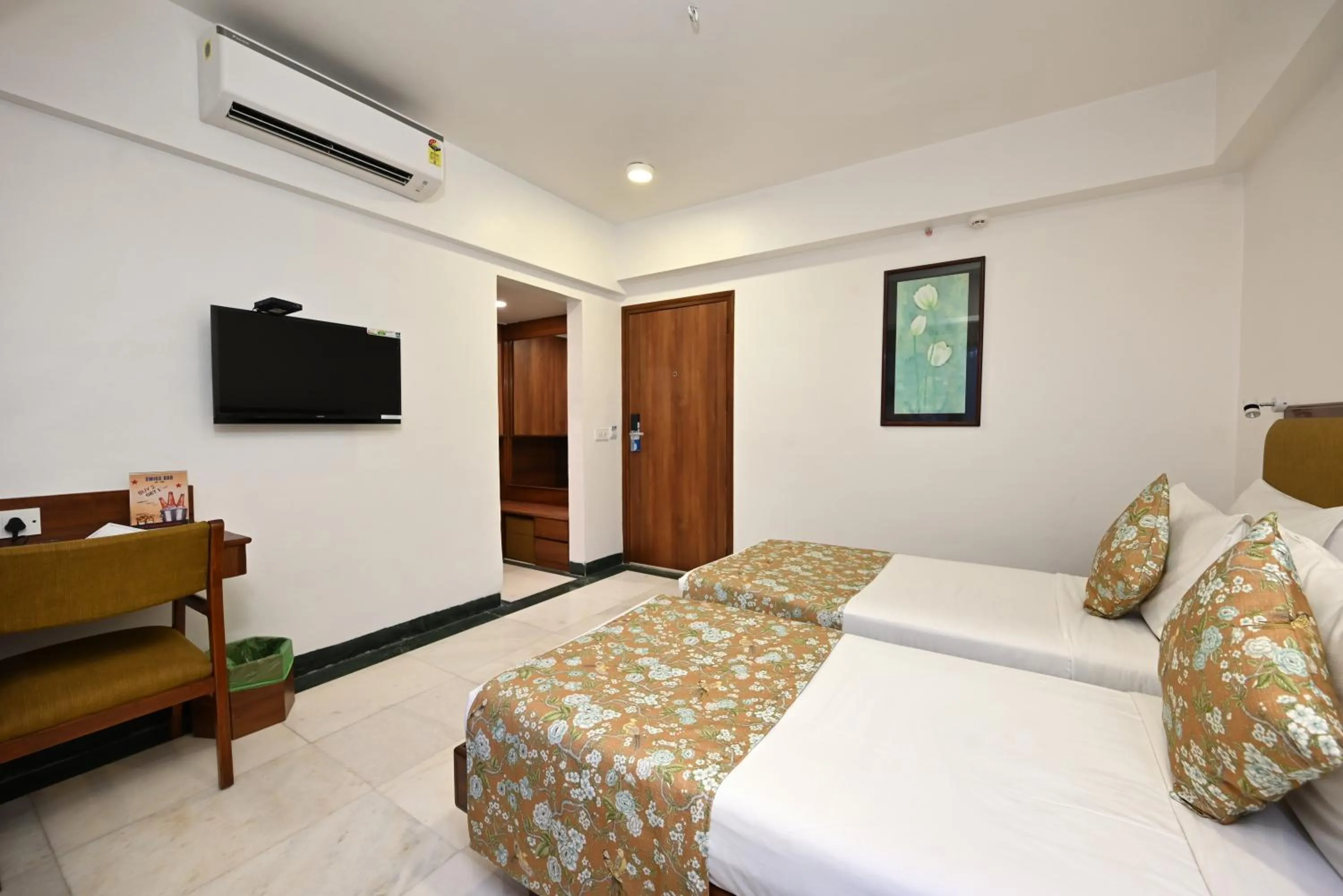 Bedroom, Bed in Hotel Parle International