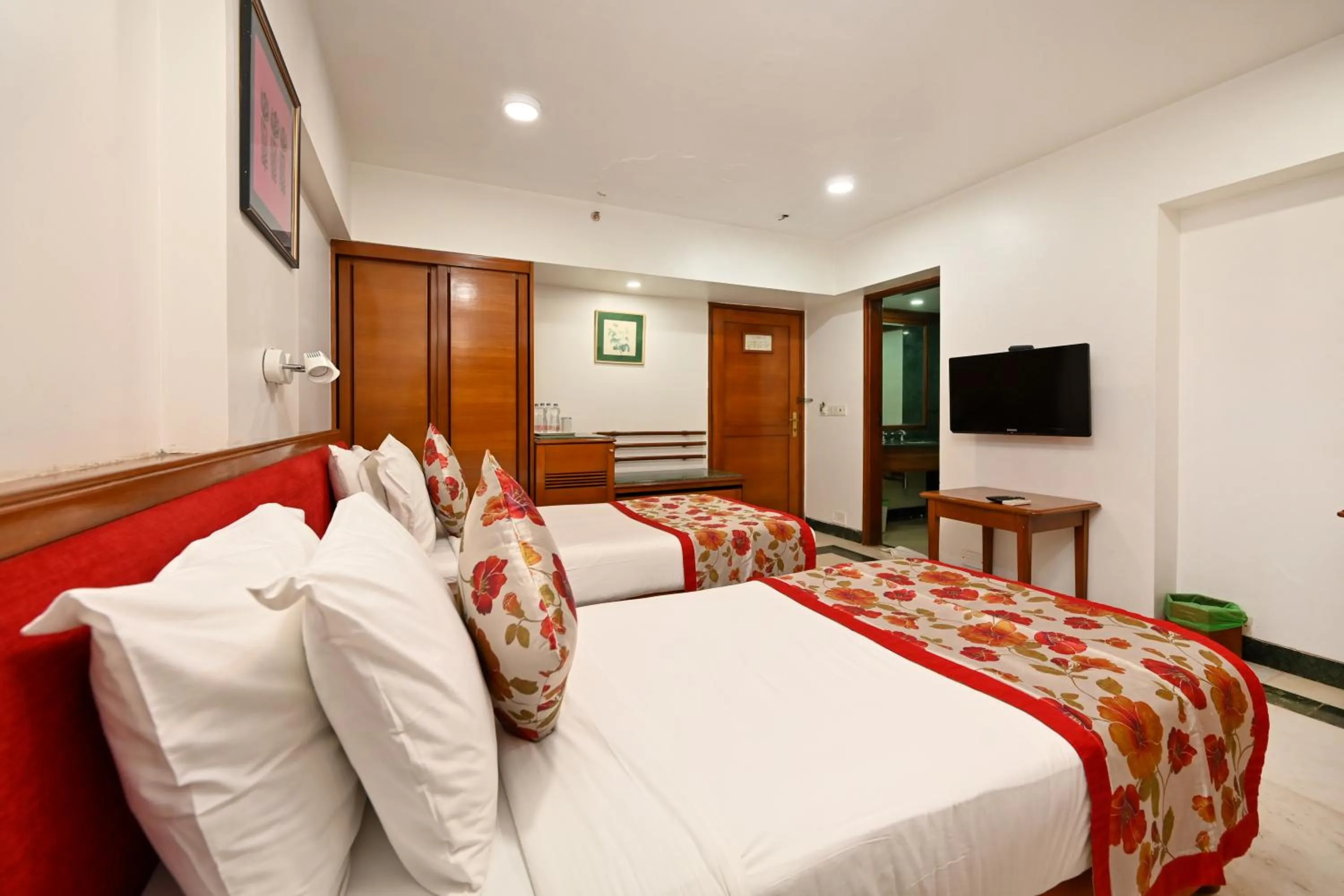 Photo of the whole room, Bed in Hotel Parle International