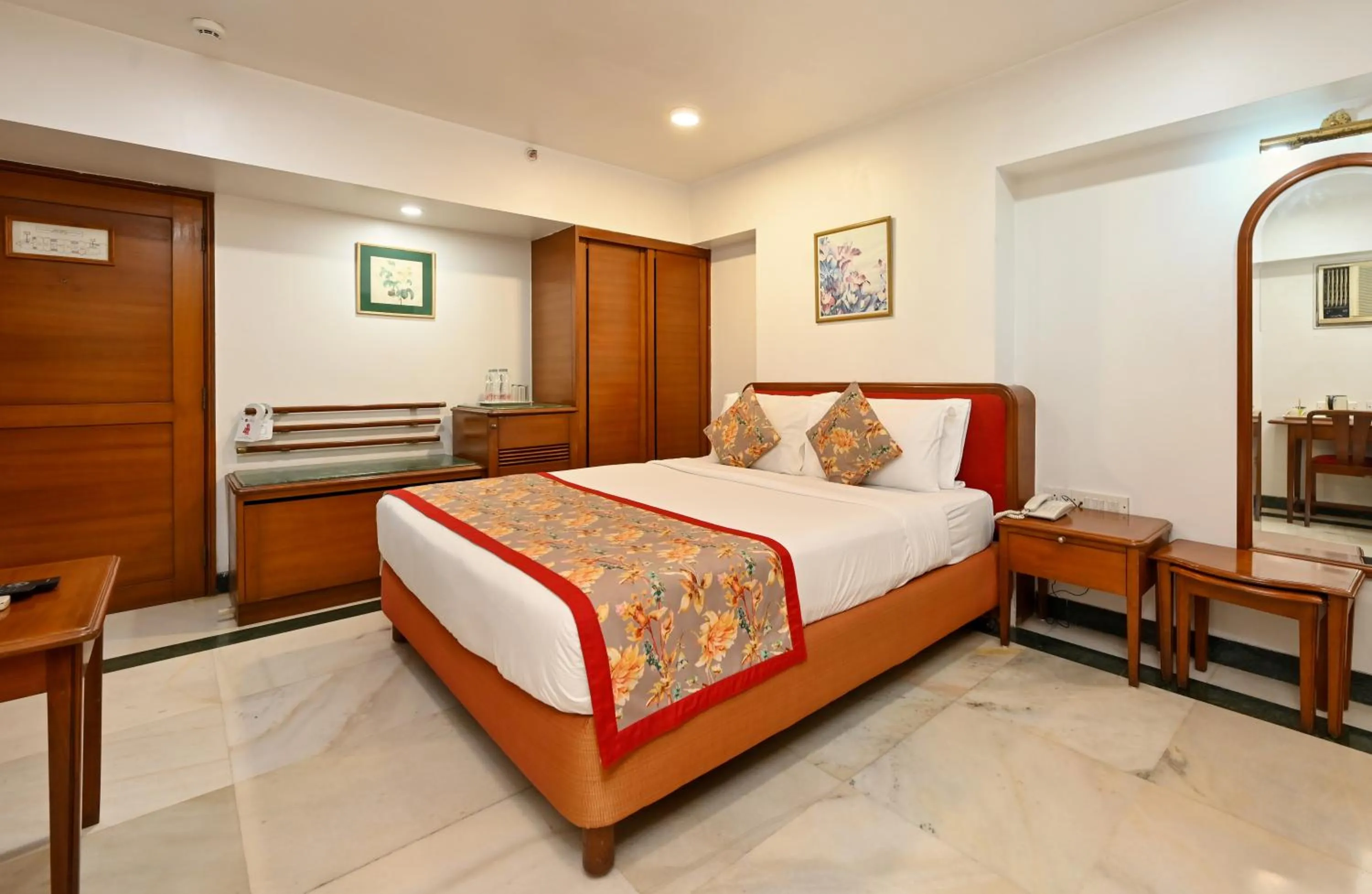 hair dresser, Bed in Hotel Parle International