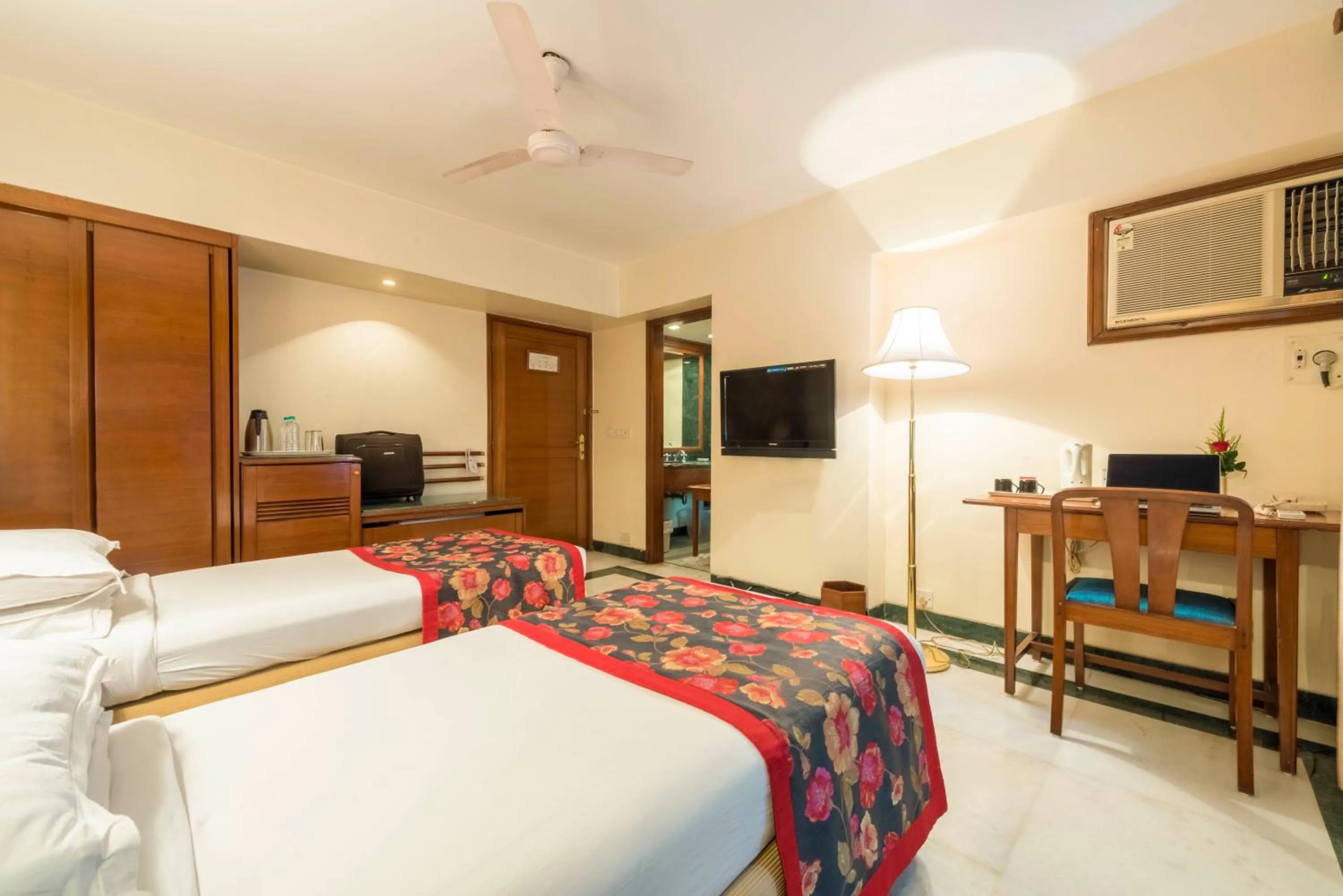 Bed in Hotel Parle International