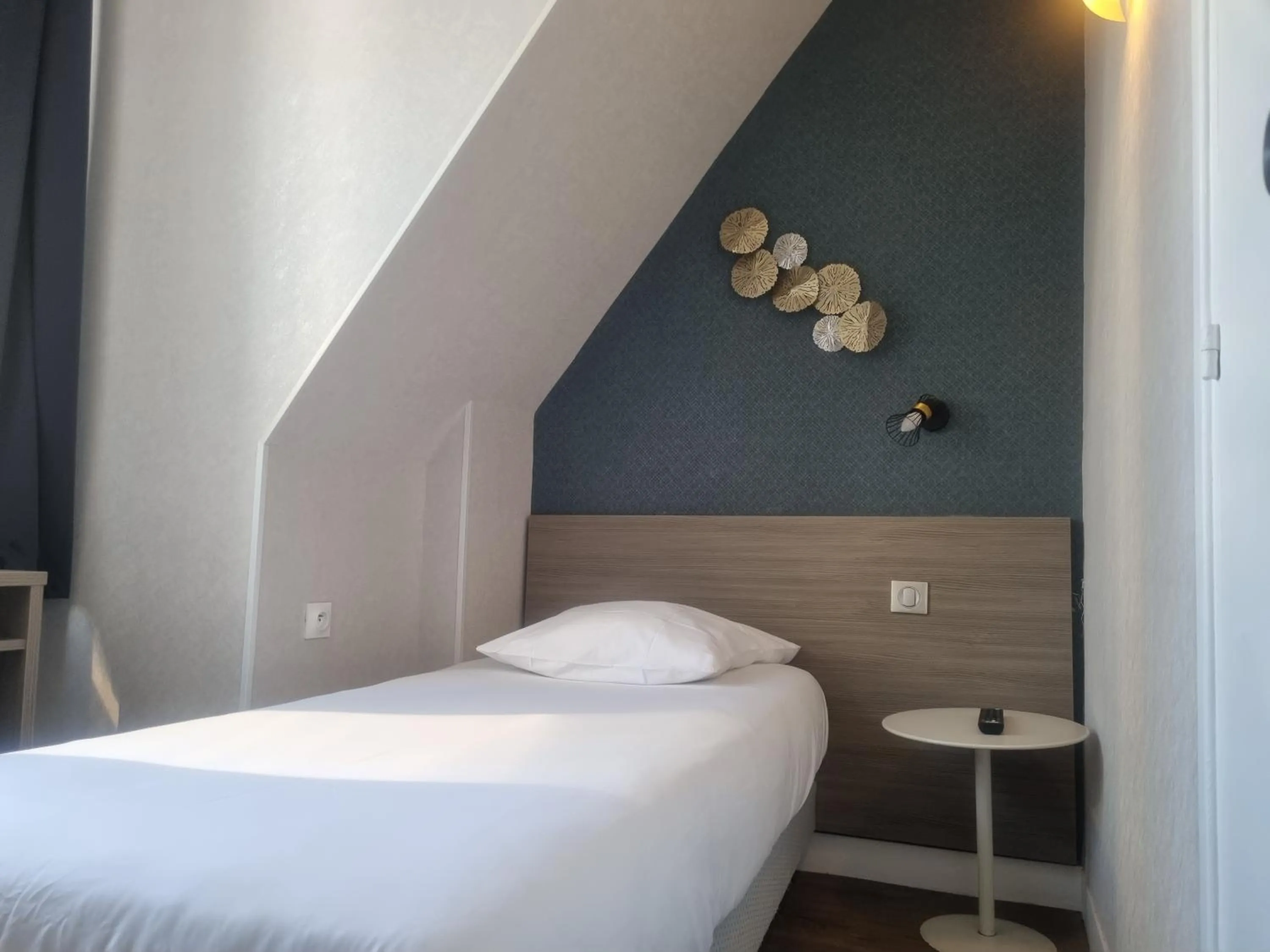 Bed in Hôtel Eiffel Kensington