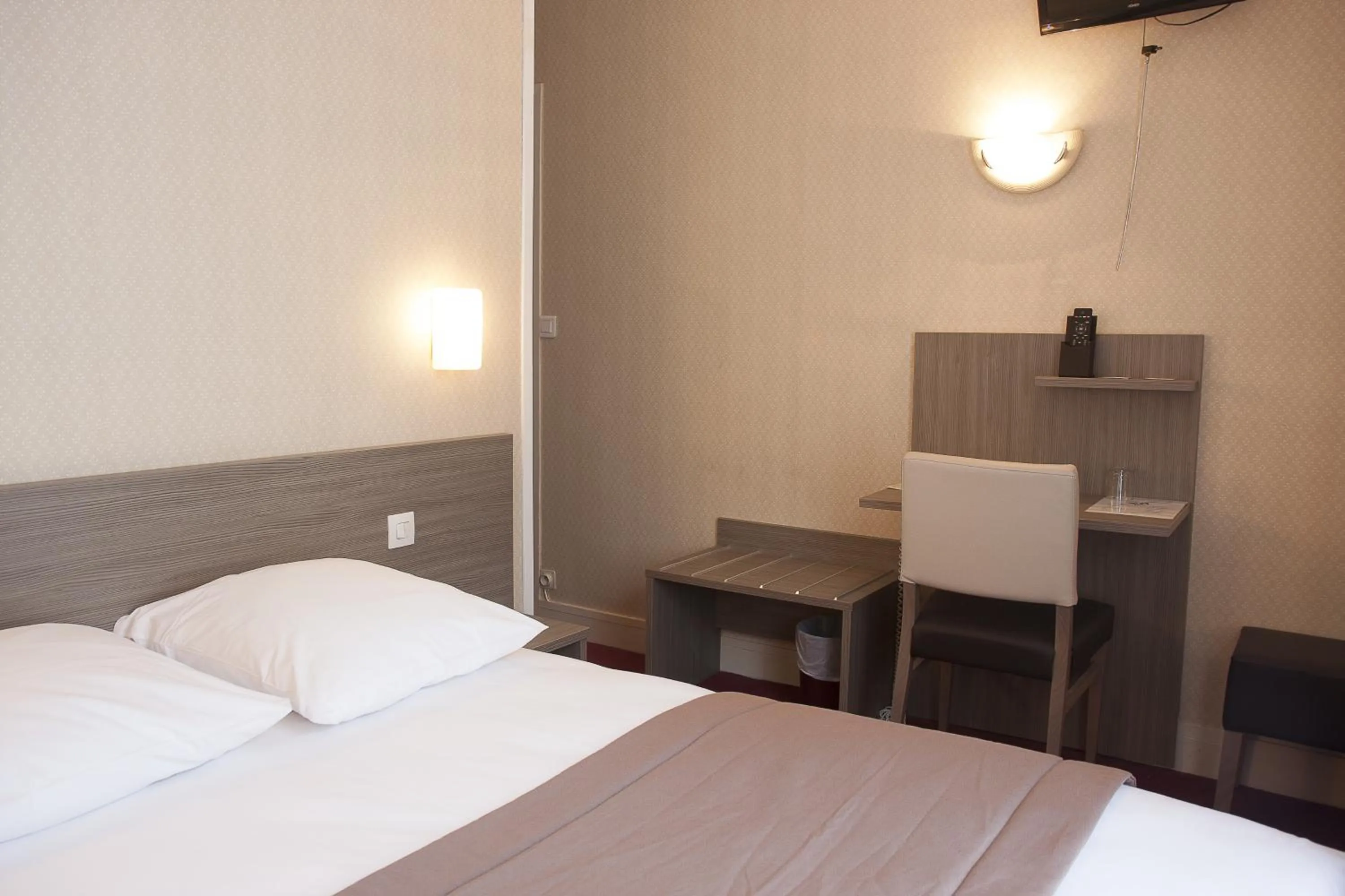 Bedroom, Bed in Hôtel Eiffel Kensington