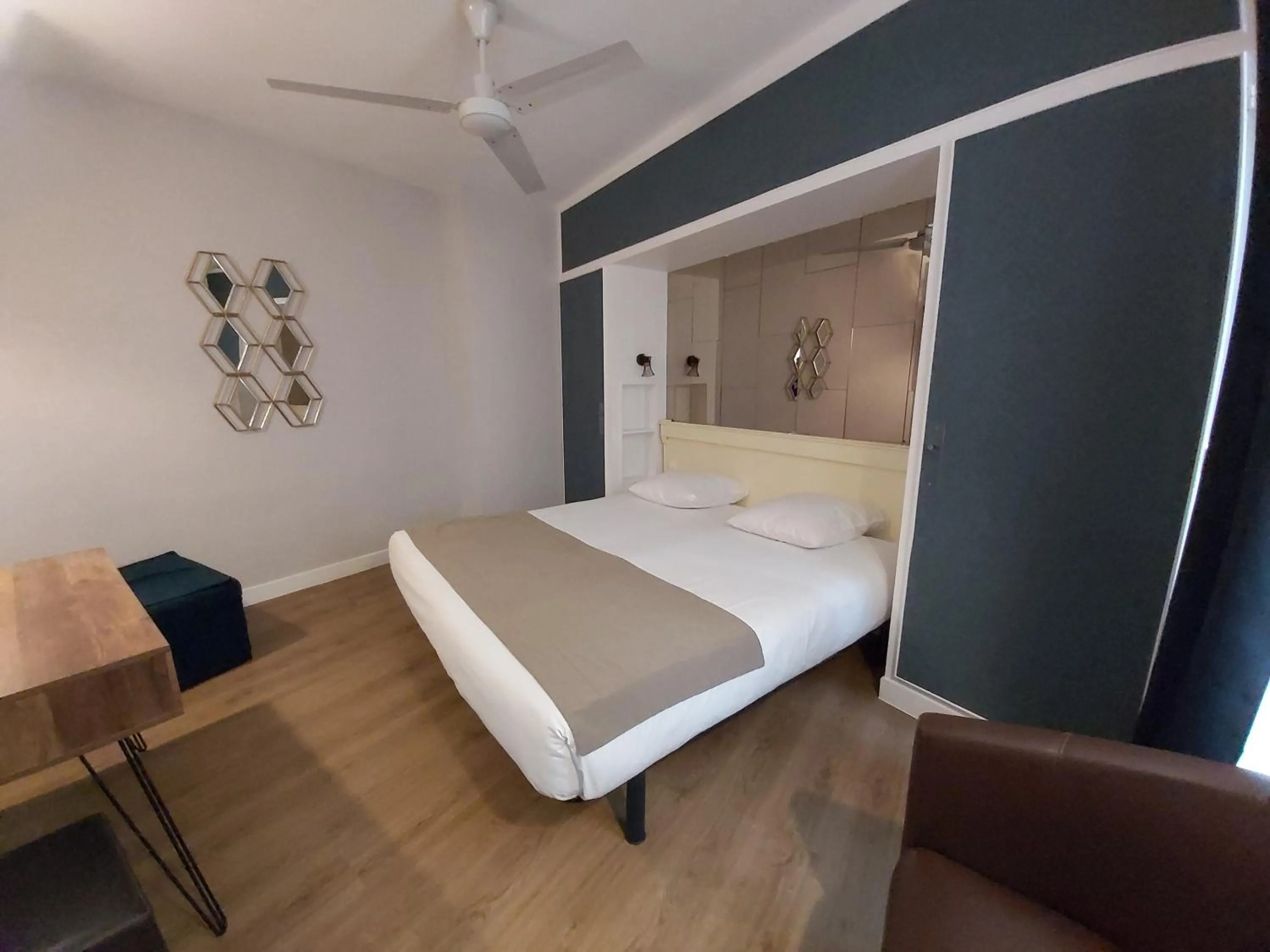 View (from property/room), Bed in Hôtel Eiffel Kensington