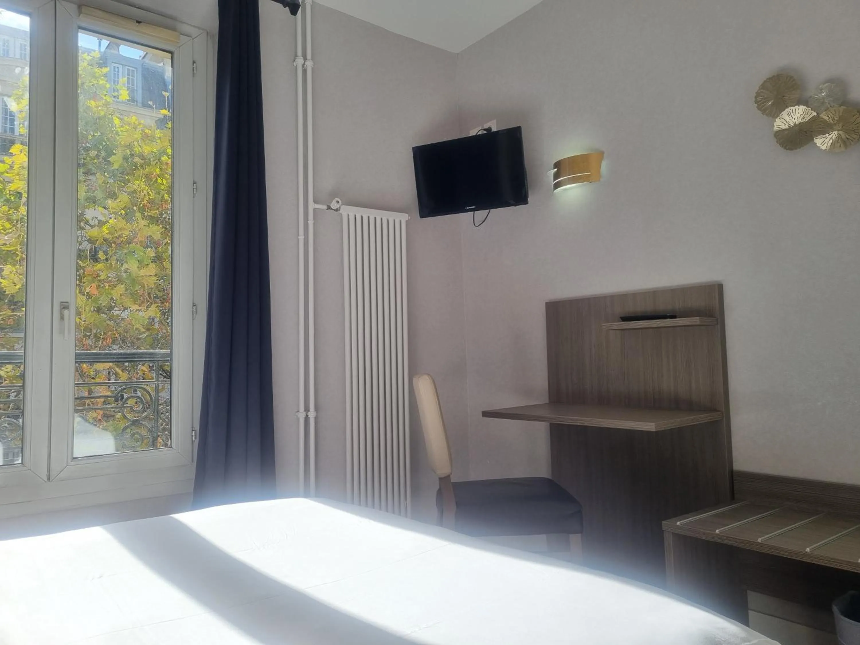 Bedroom in Hôtel Eiffel Kensington