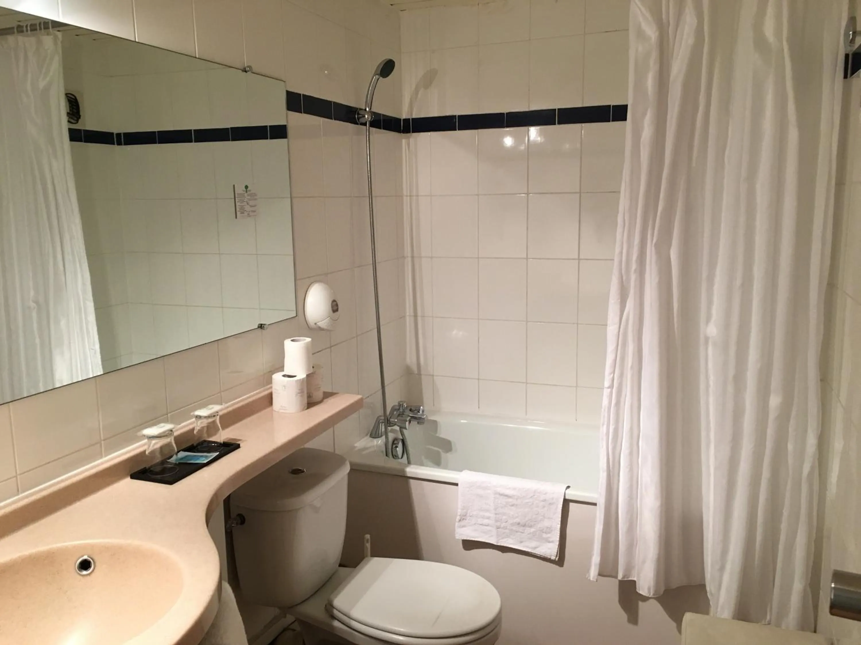 Bathroom in Hôtel Eiffel Kensington