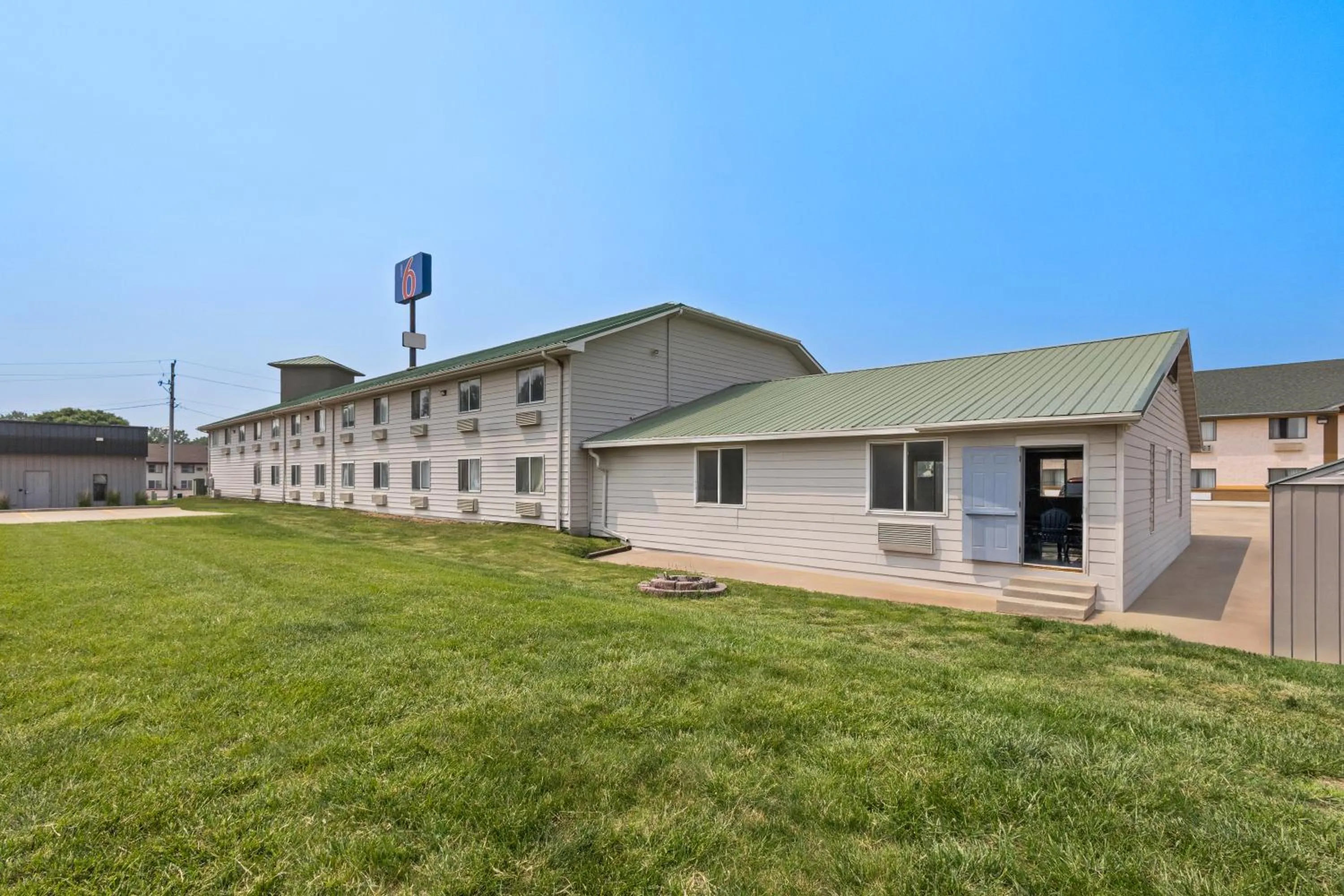 Property building in Motel 6 North Sioux City, SD I 29 North