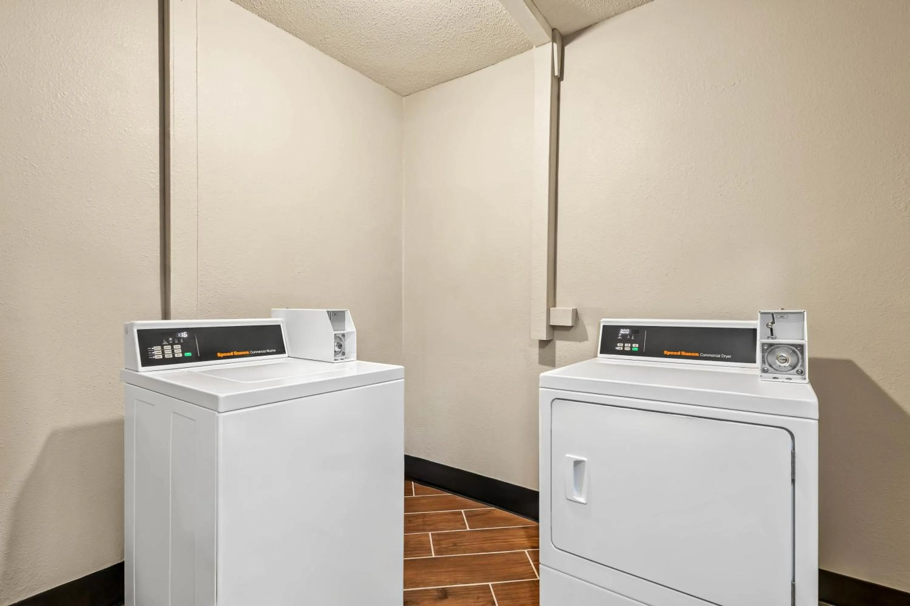 Property building in Motel 6 North Sioux City, SD I 29 North