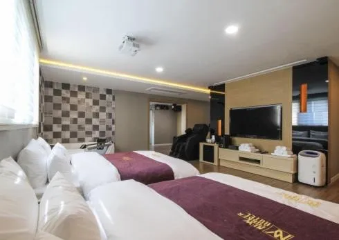 Bed in No.1 New Yorker Hotel