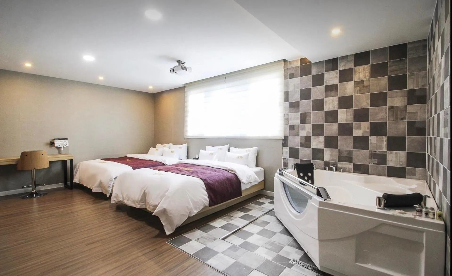 Bed in No.1 New Yorker Hotel