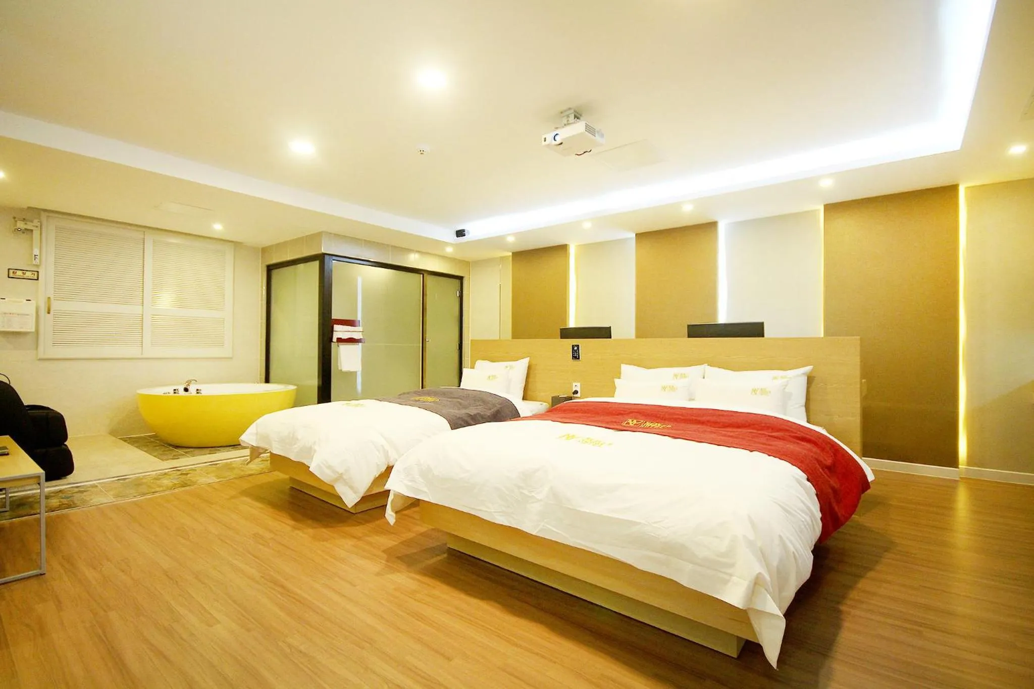 Bed in No.1 New Yorker Hotel