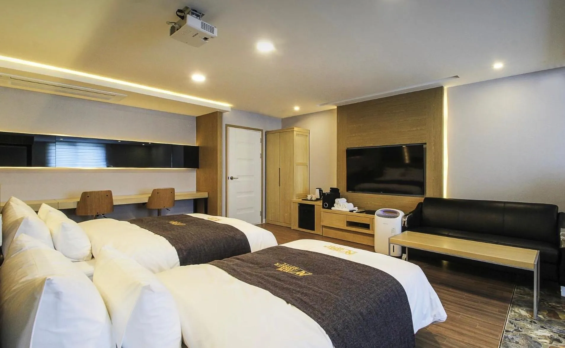 Bed in No.1 New Yorker Hotel