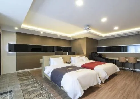 Bed in No.1 New Yorker Hotel