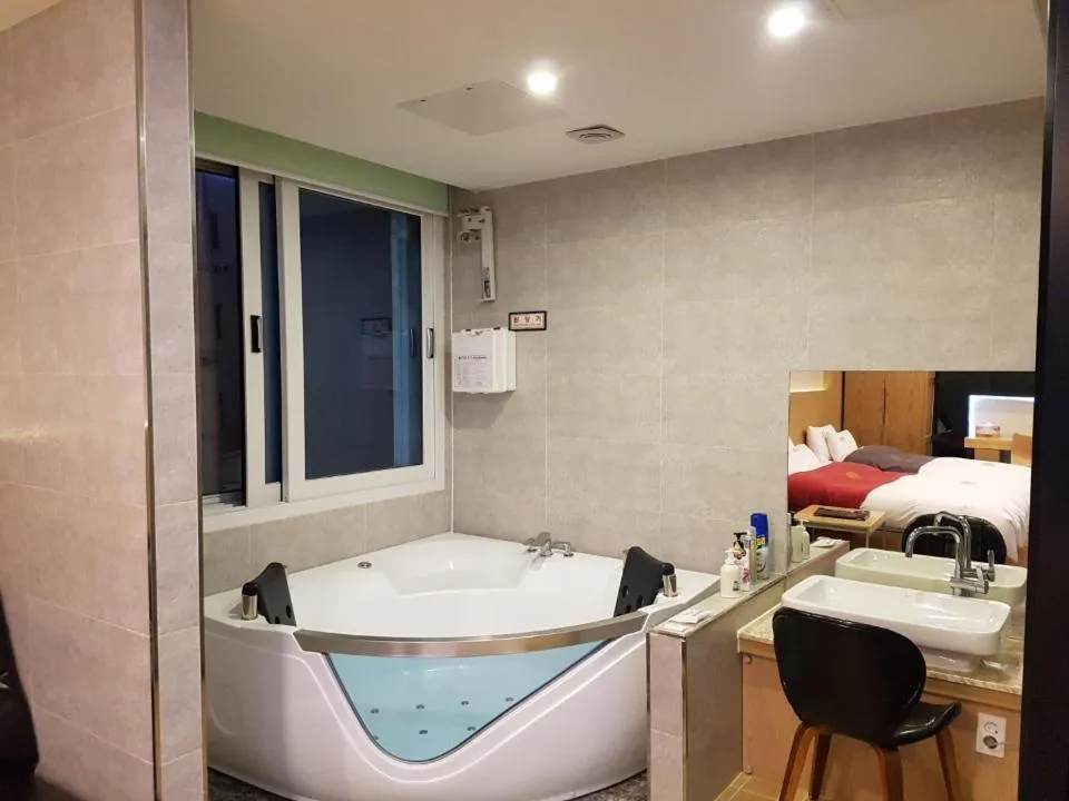 Bed in No.1 New Yorker Hotel