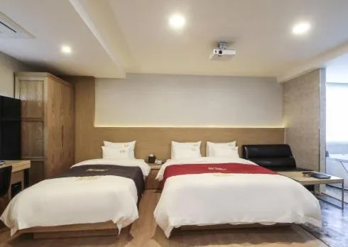 Bed in No.1 New Yorker Hotel