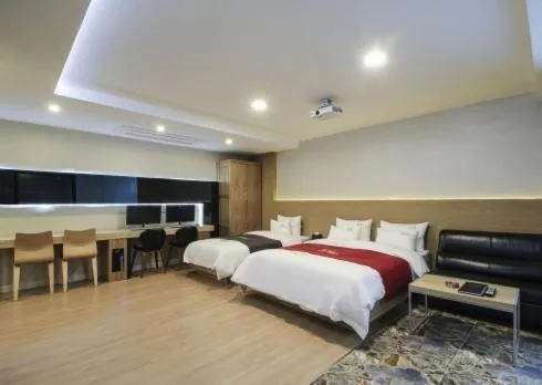 Bed in No.1 New Yorker Hotel