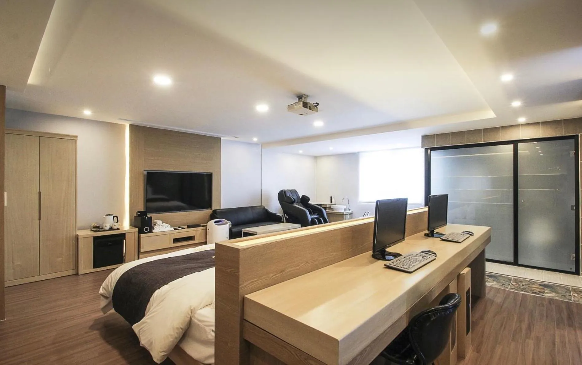 Bed in No.1 New Yorker Hotel