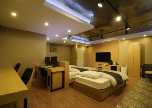 Bed in No.1 New Yorker Hotel