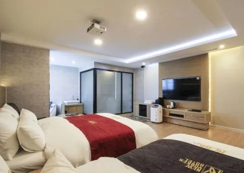 Bed in No.1 New Yorker Hotel