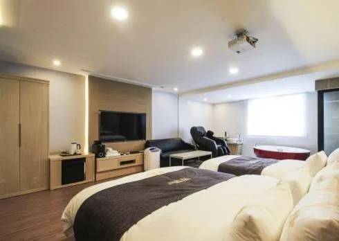 Bed in No.1 New Yorker Hotel