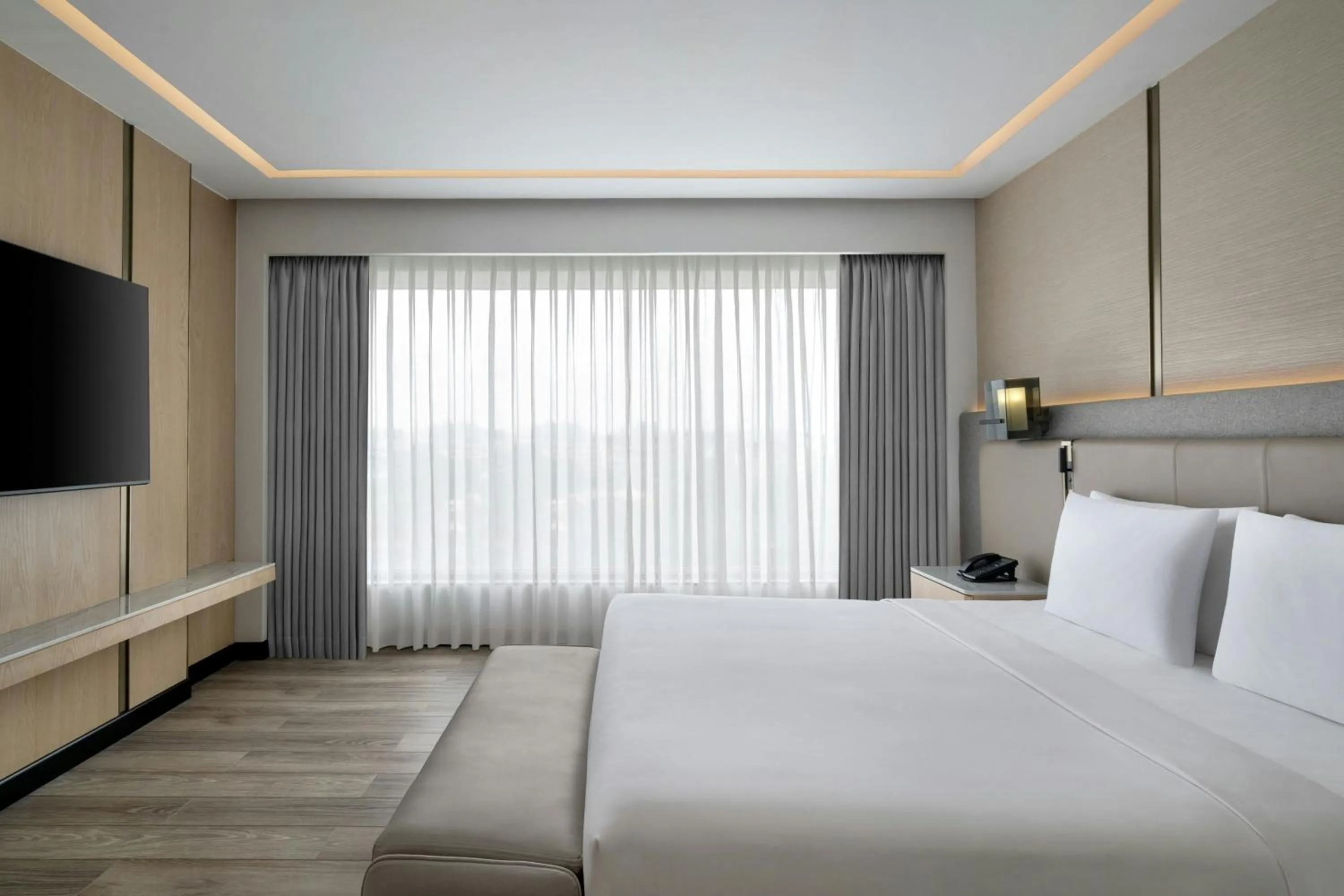 Photo of the whole room, Bed in Courtyard by Marriott Mumbai International Airport