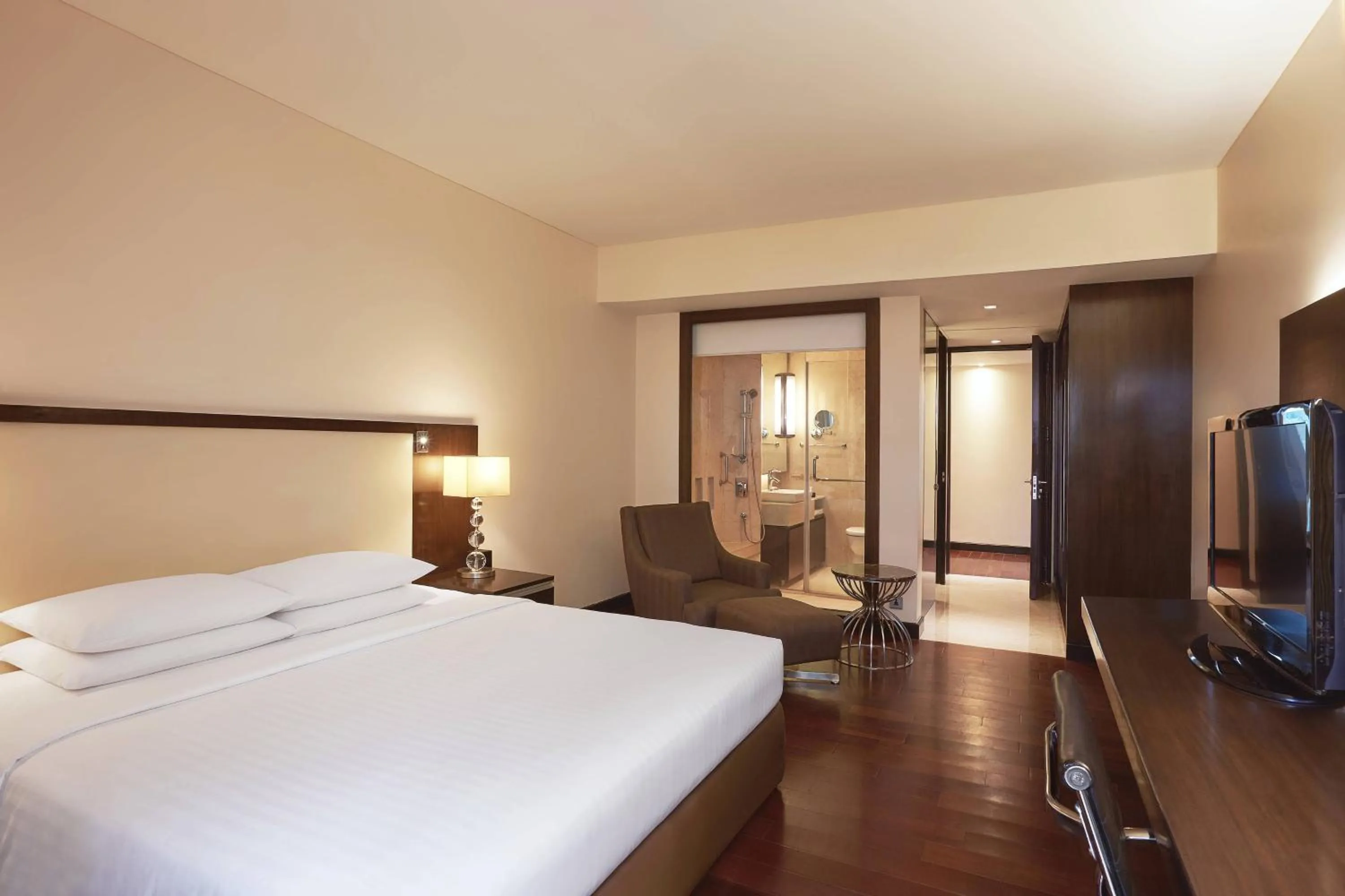 Bedroom, Bed in Courtyard by Marriott Mumbai International Airport