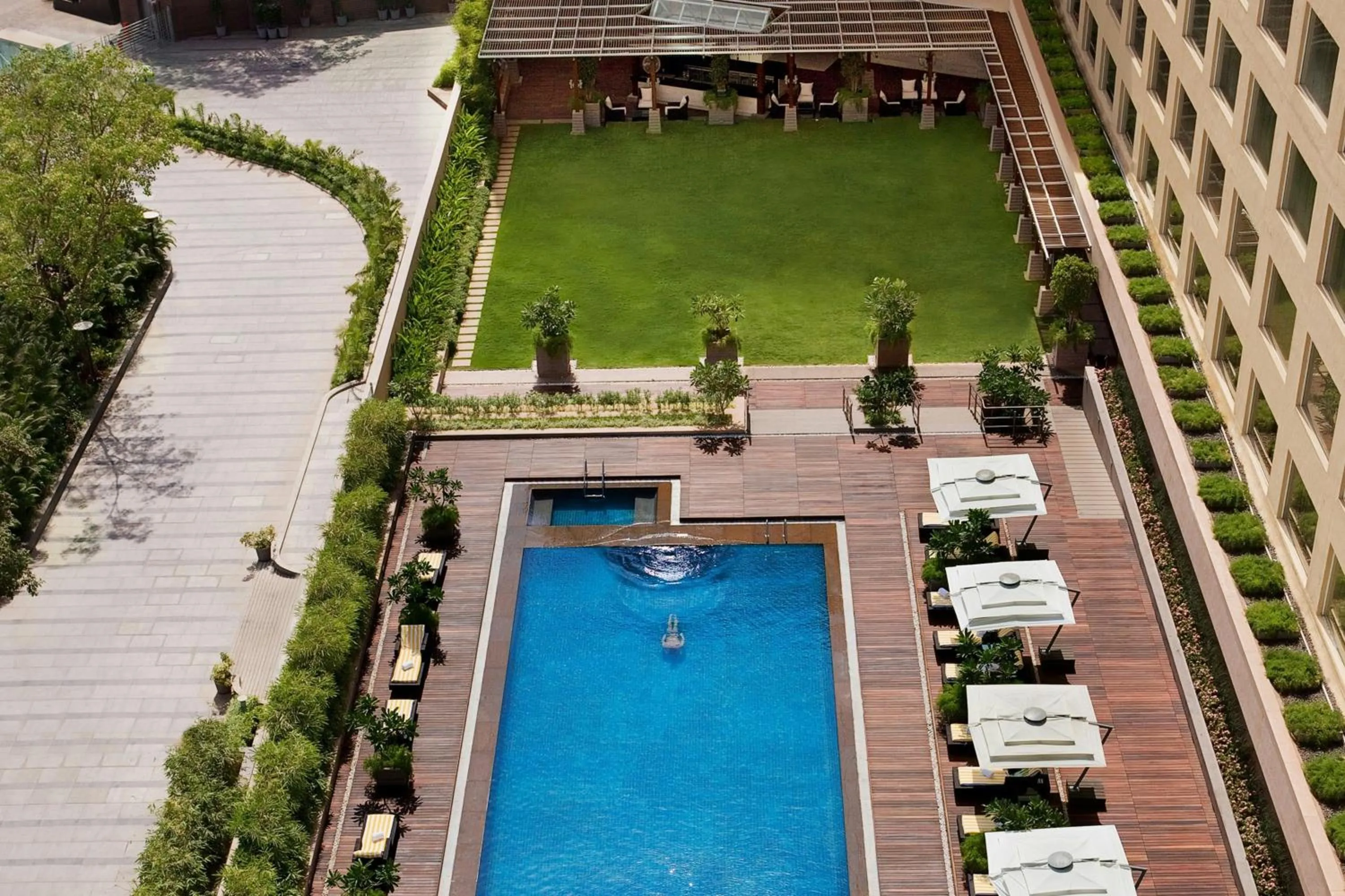 Swimming pool in Courtyard by Marriott Mumbai International Airport