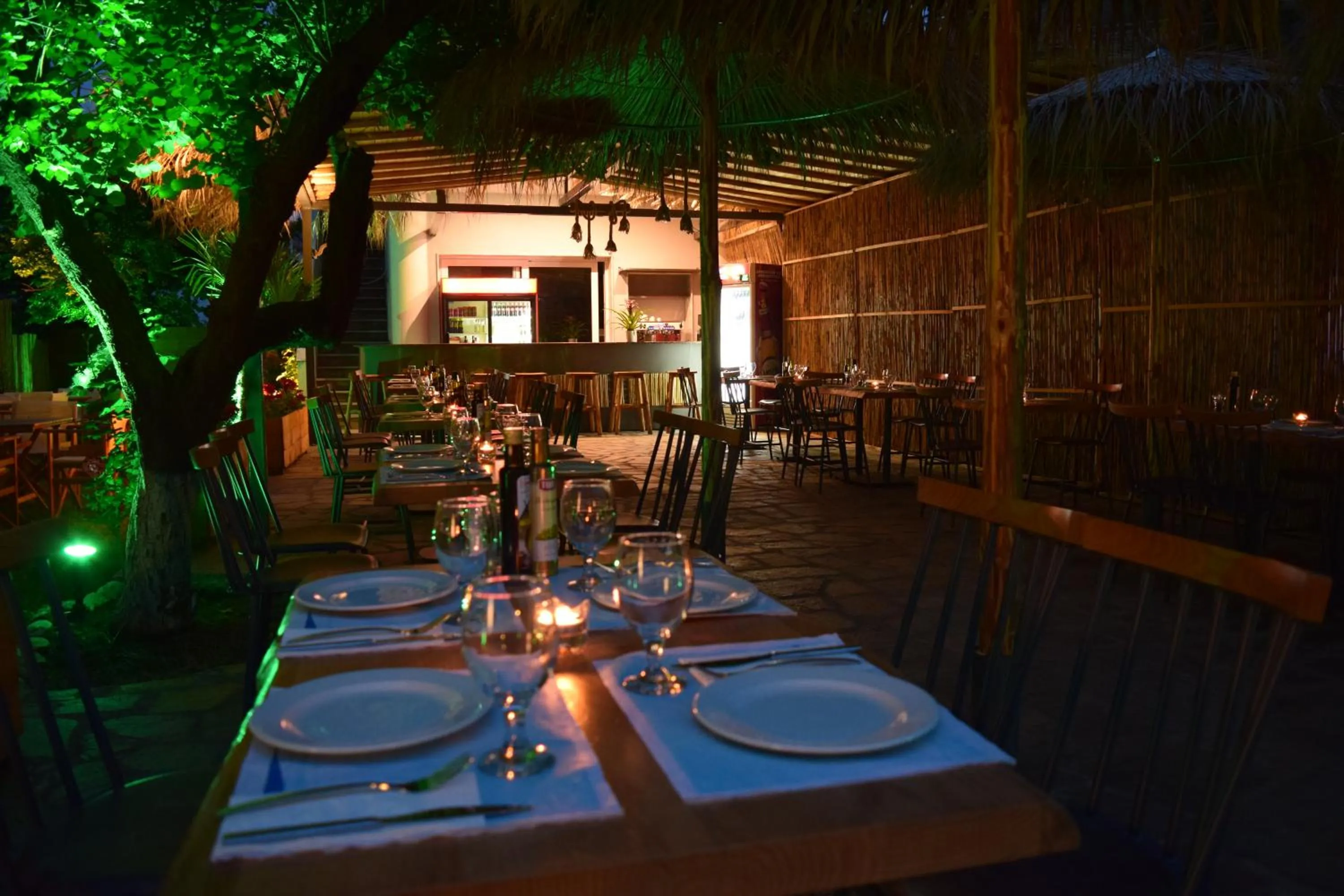 Restaurant/places to eat in Astri Hotel