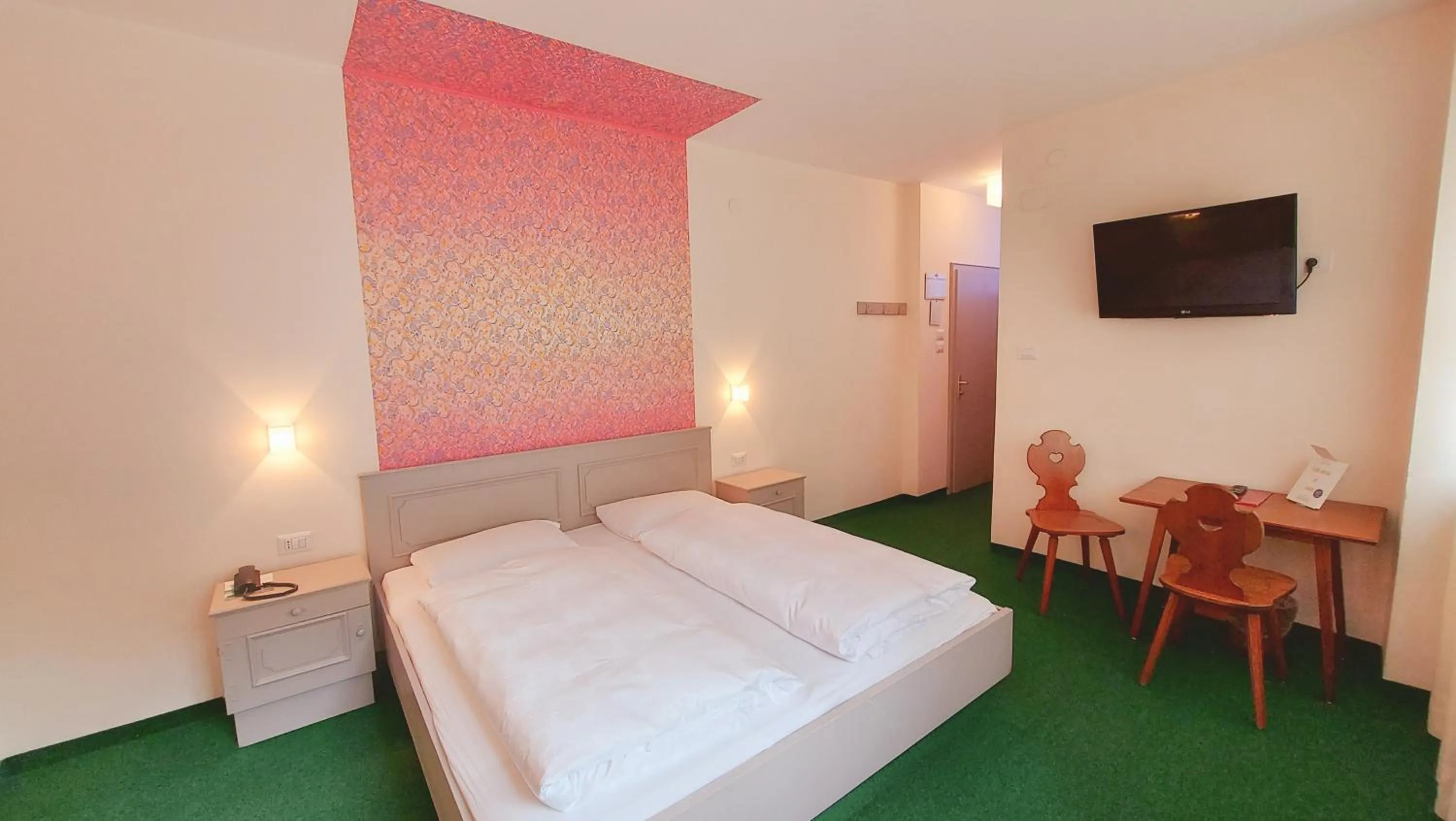 Photo of the whole room, Bed in Hotel Schuster