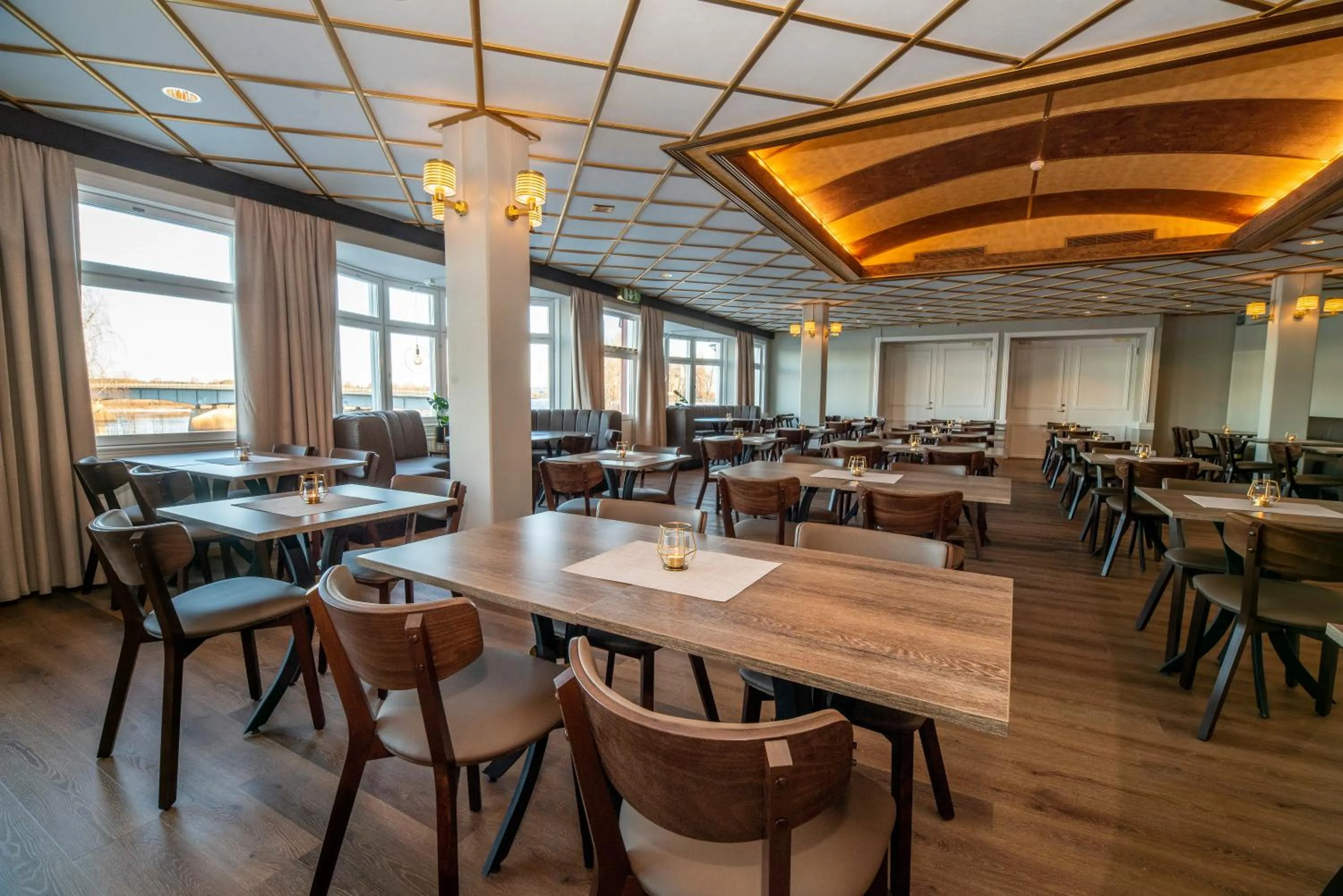 Restaurant/places to eat in Grand Arctic Resort