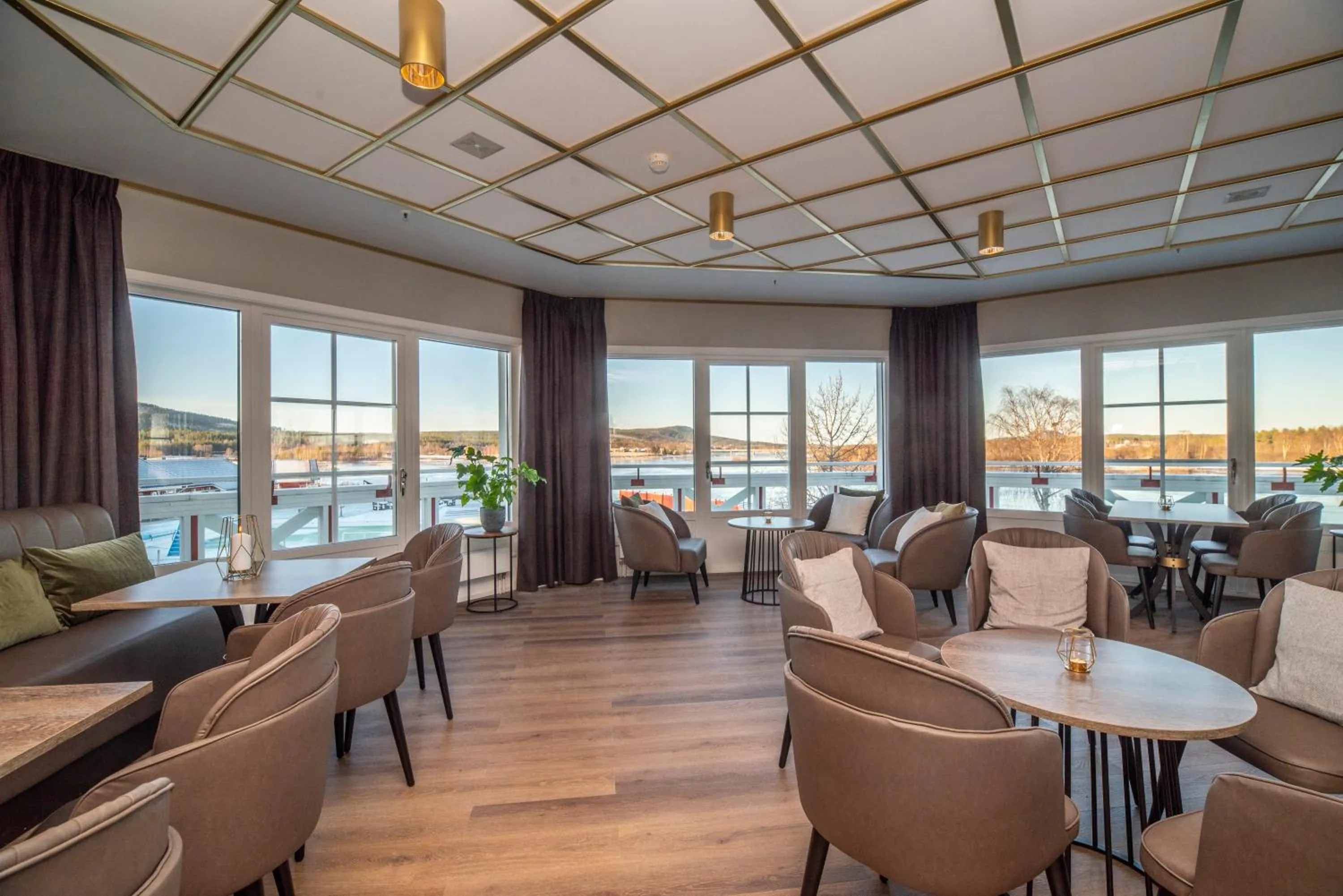 Lounge or bar in Grand Arctic Resort