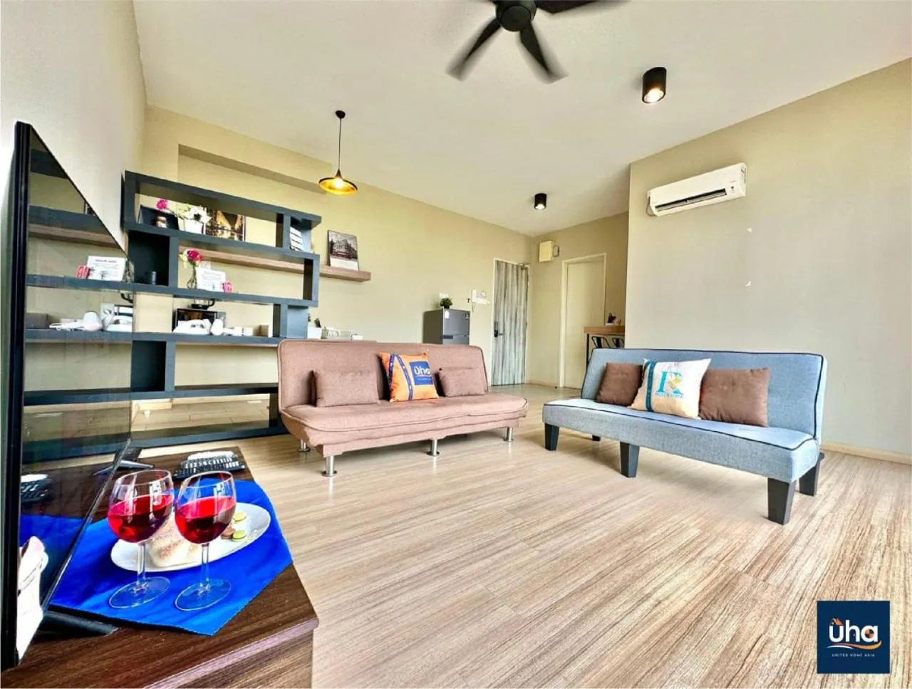 Living room in Cube 8 Teens Taman Mount Austin Apartment by UHA