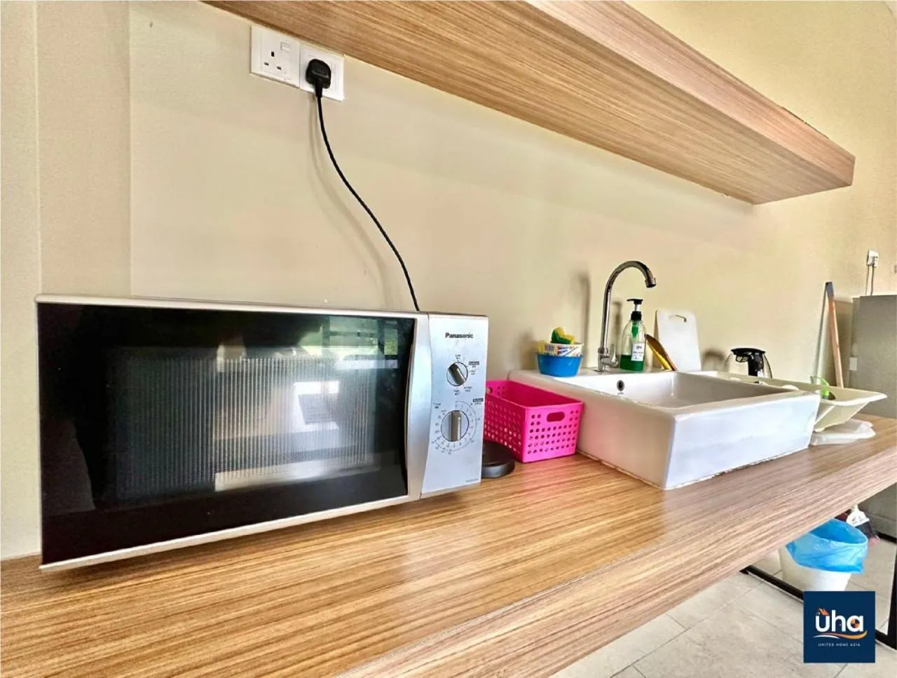 Kitchen or kitchenette in Cube 8 Teens Taman Mount Austin Apartment by UHA