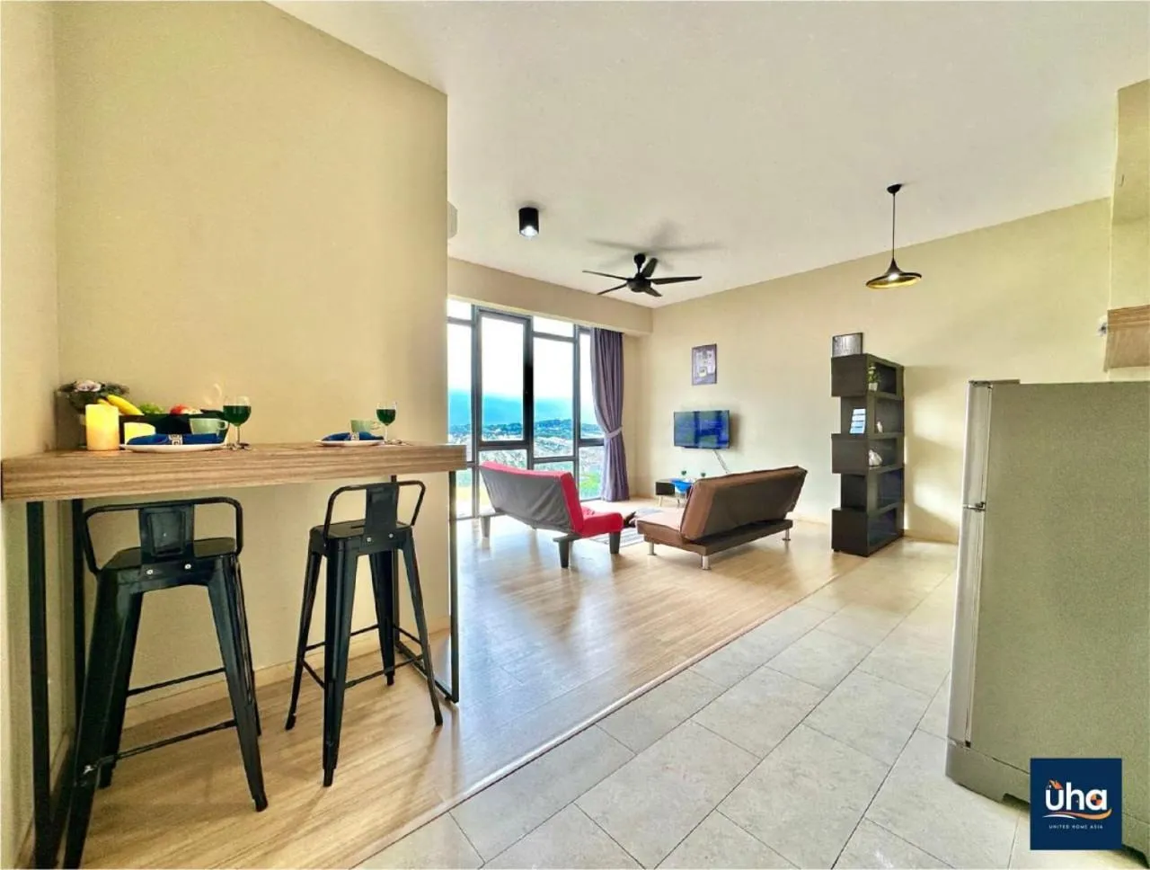 Living room in Cube 8 Teens Taman Mount Austin Apartment by UHA