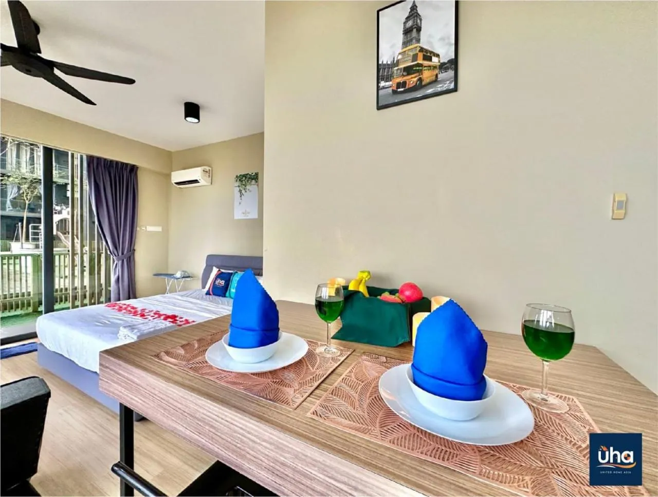 Dining area in Cube 8 Teens Taman Mount Austin Apartment by UHA