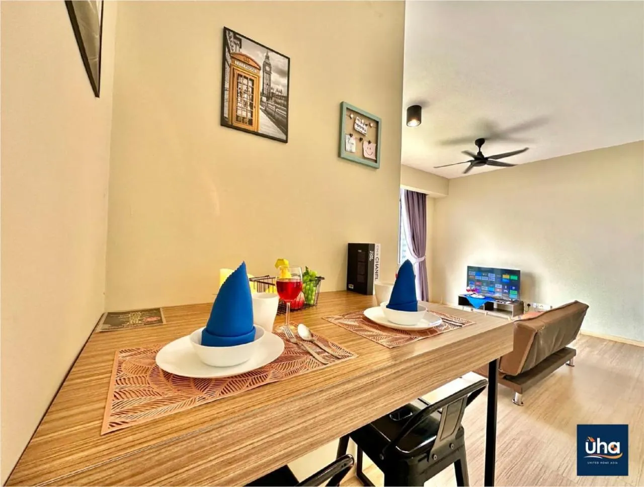 Dining area in Cube 8 Teens Taman Mount Austin Apartment by UHA