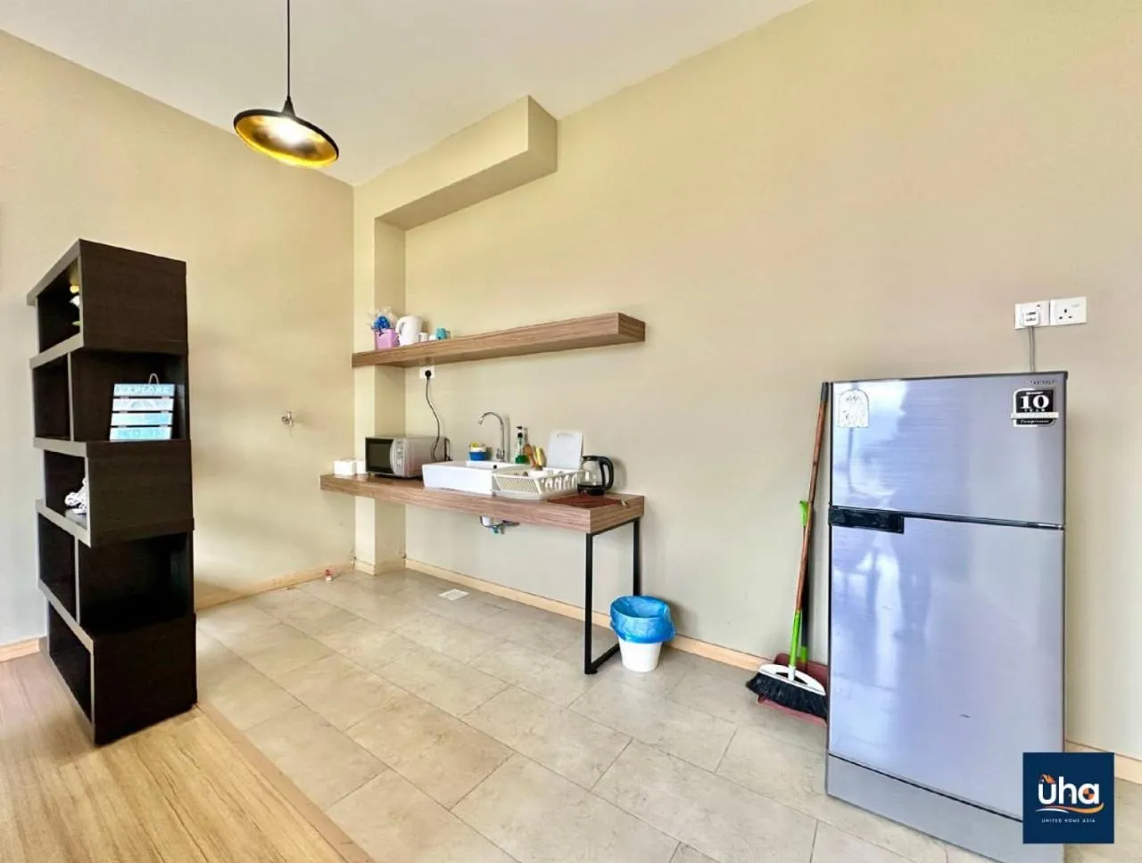 Kitchen or kitchenette in Cube 8 Teens Taman Mount Austin Apartment by UHA