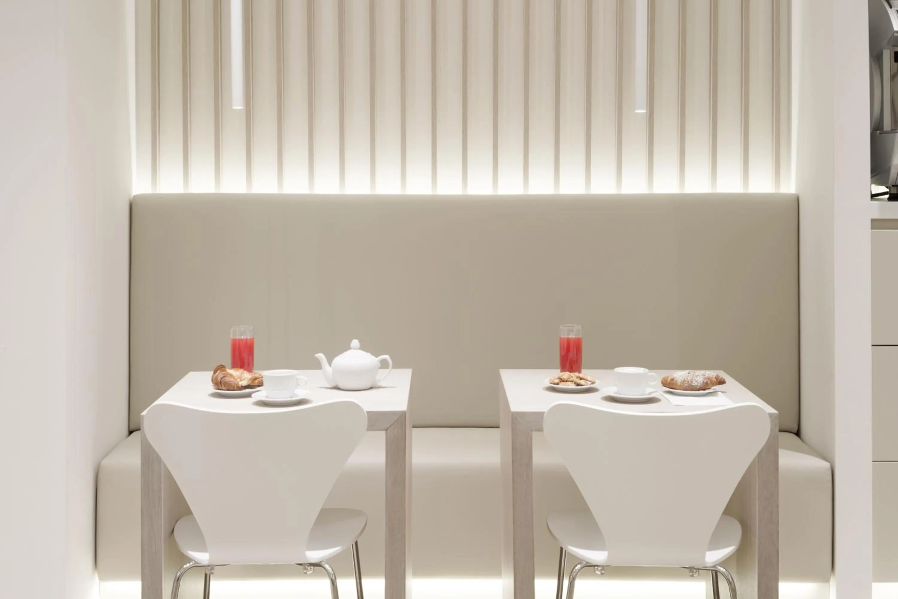 Restaurant/places to eat in Hotel Aurora