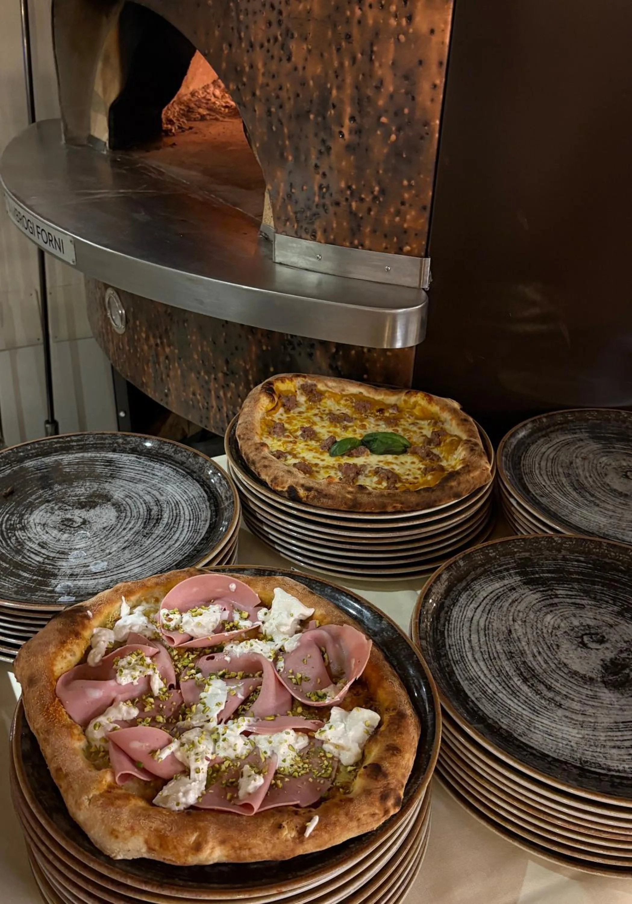 Restaurant/places to eat in Boscone Suite Hotel