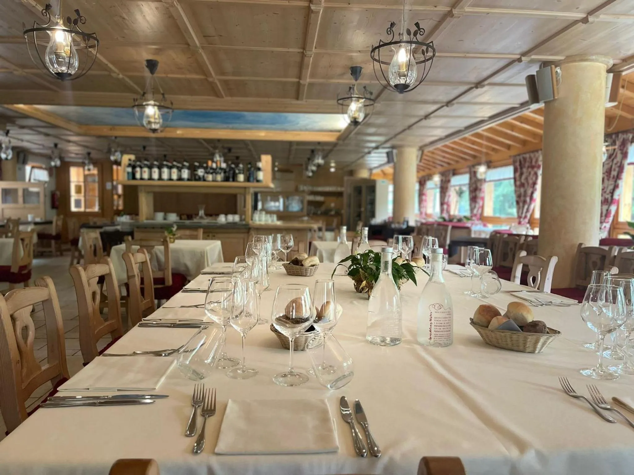 Restaurant/places to eat in Boscone Suite Hotel