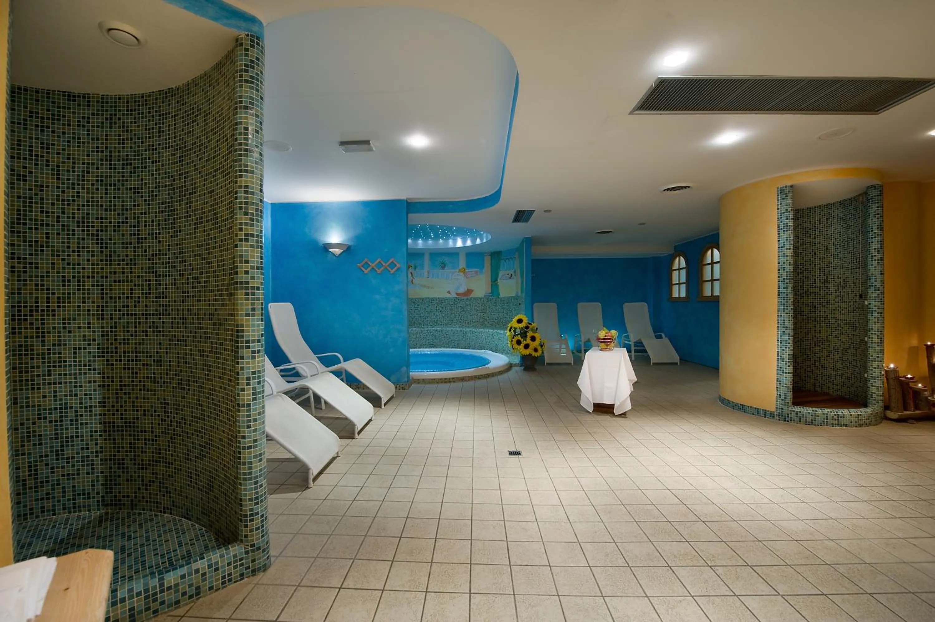 Hot Tub in Boscone Suite Hotel