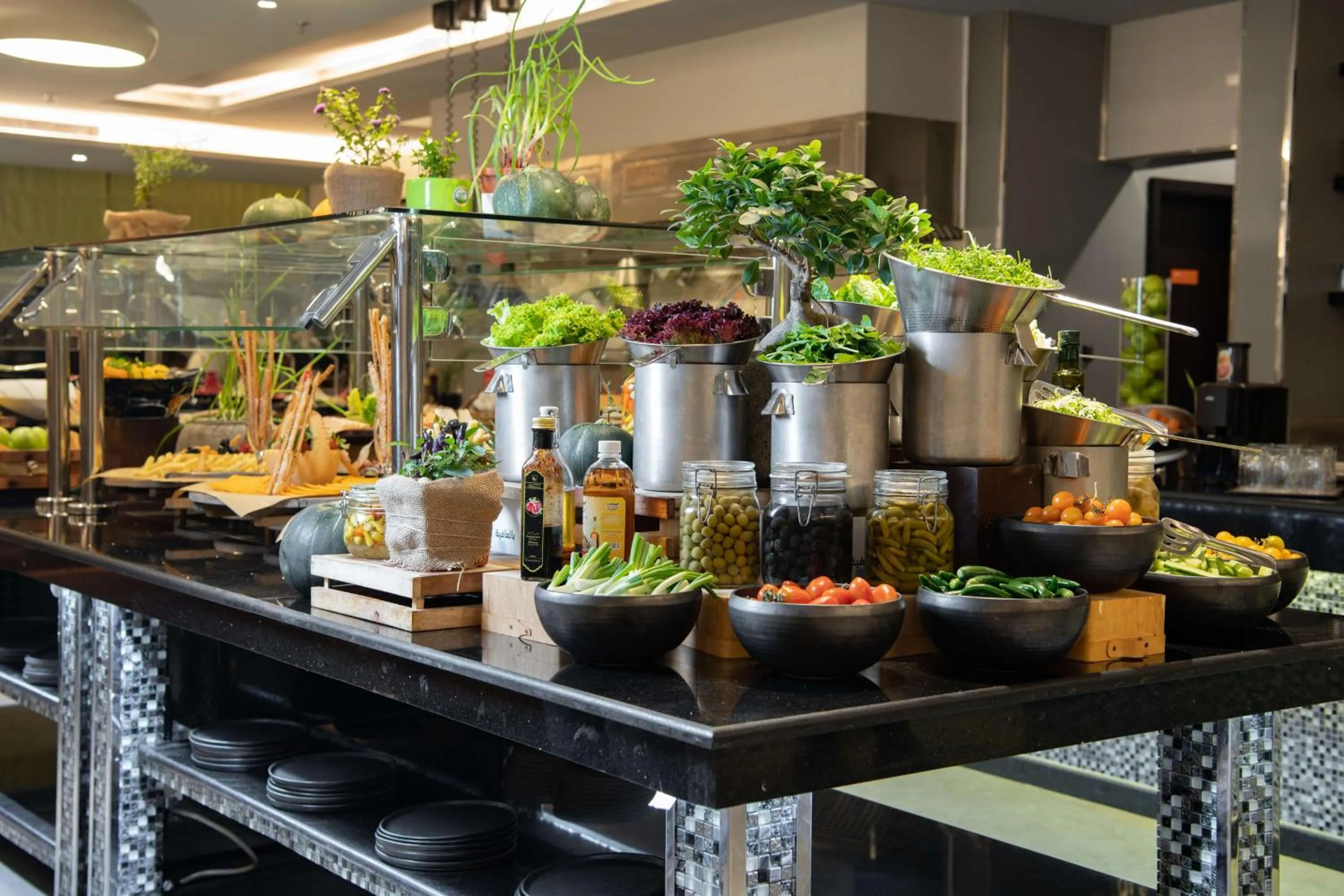 Restaurant/places to eat in Radisson Hotel & Apartments Dammam Industrial City