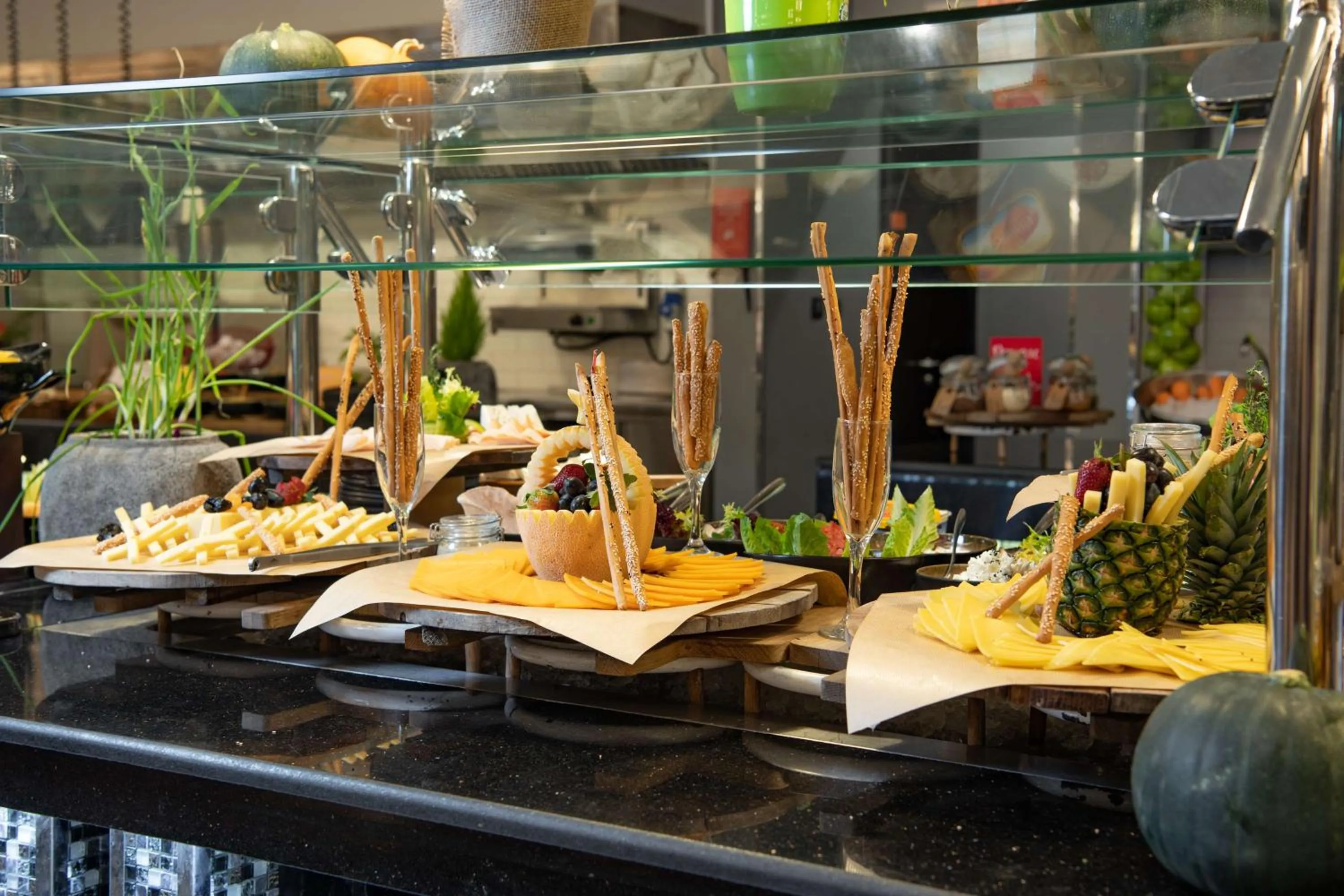 Restaurant/places to eat in Radisson Hotel & Apartments Dammam Industrial City