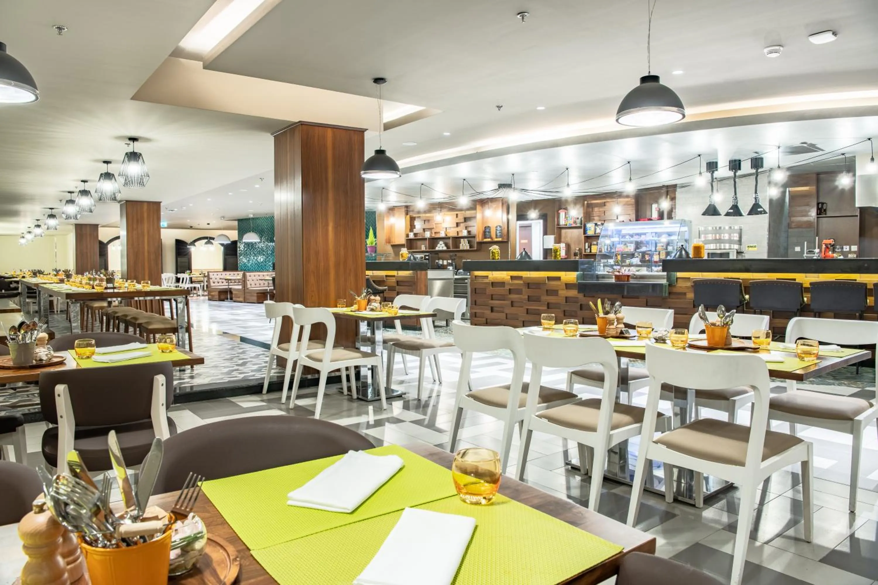 Restaurant/places to eat in Radisson Hotel & Apartments Dammam Industrial City