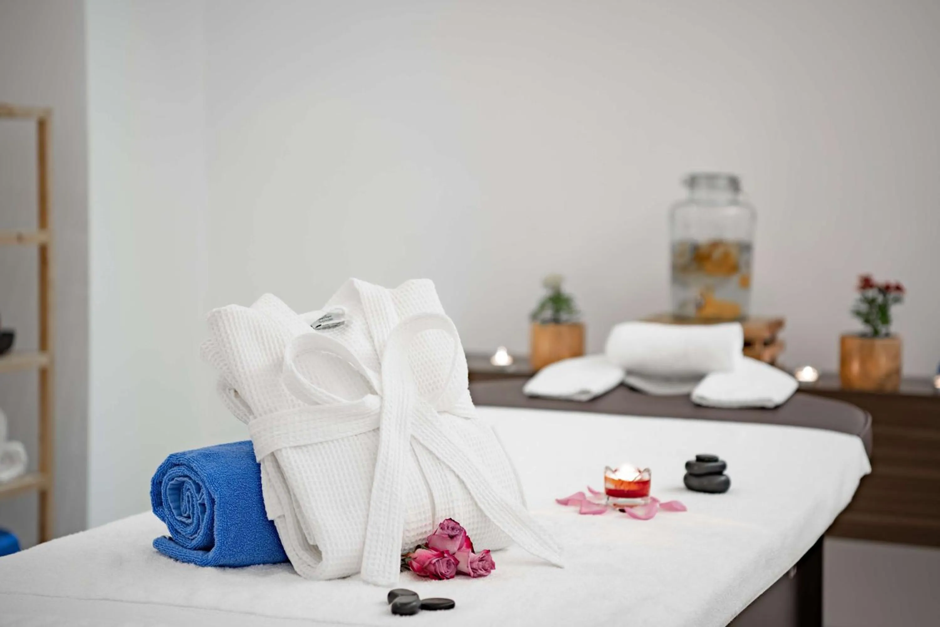 Spa and wellness centre/facilities, Bed in Radisson Hotel & Apartments Dammam Industrial City