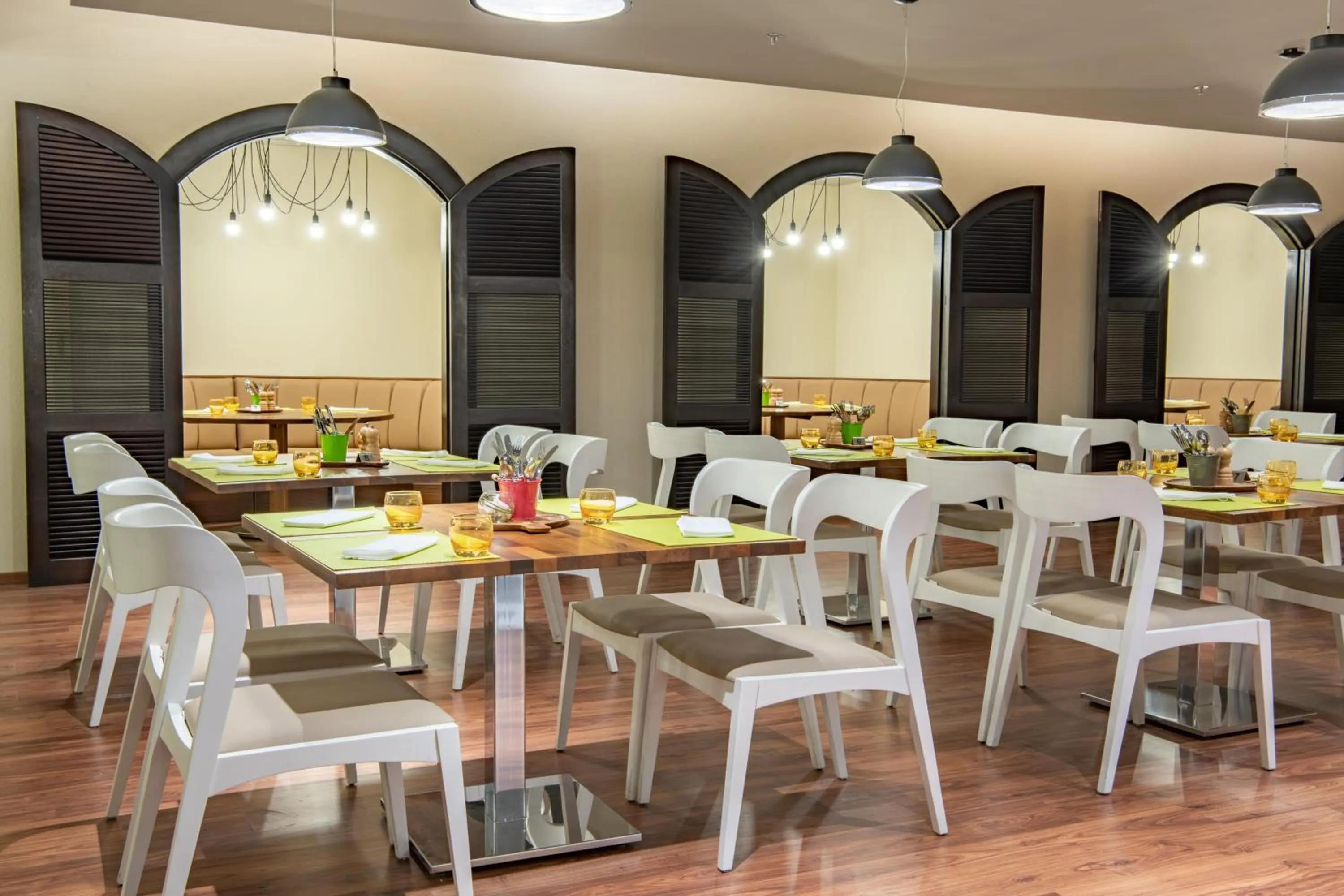 Restaurant/places to eat in Radisson Hotel & Apartments Dammam Industrial City