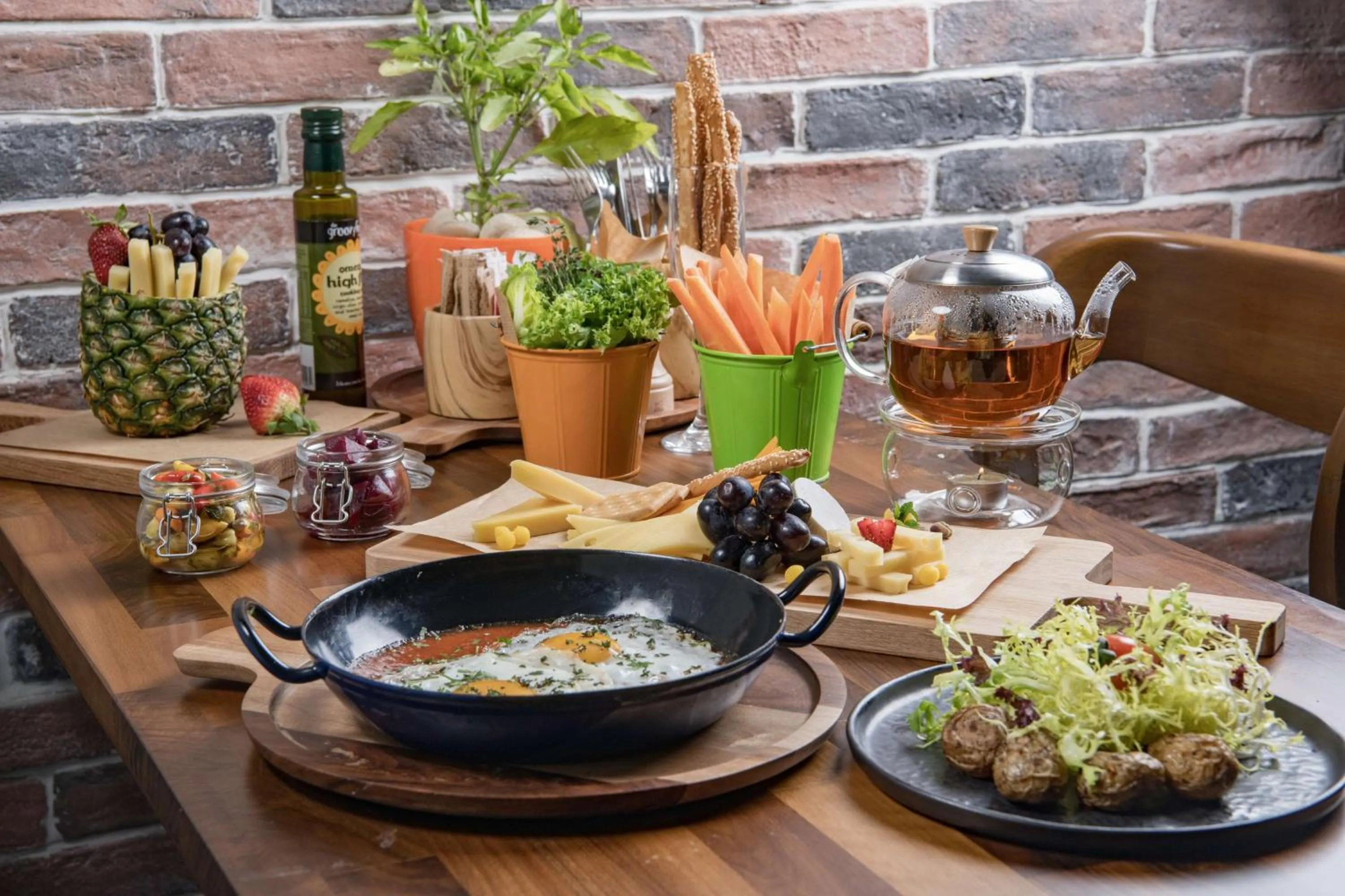 Restaurant/places to eat in Radisson Hotel & Apartments Dammam Industrial City