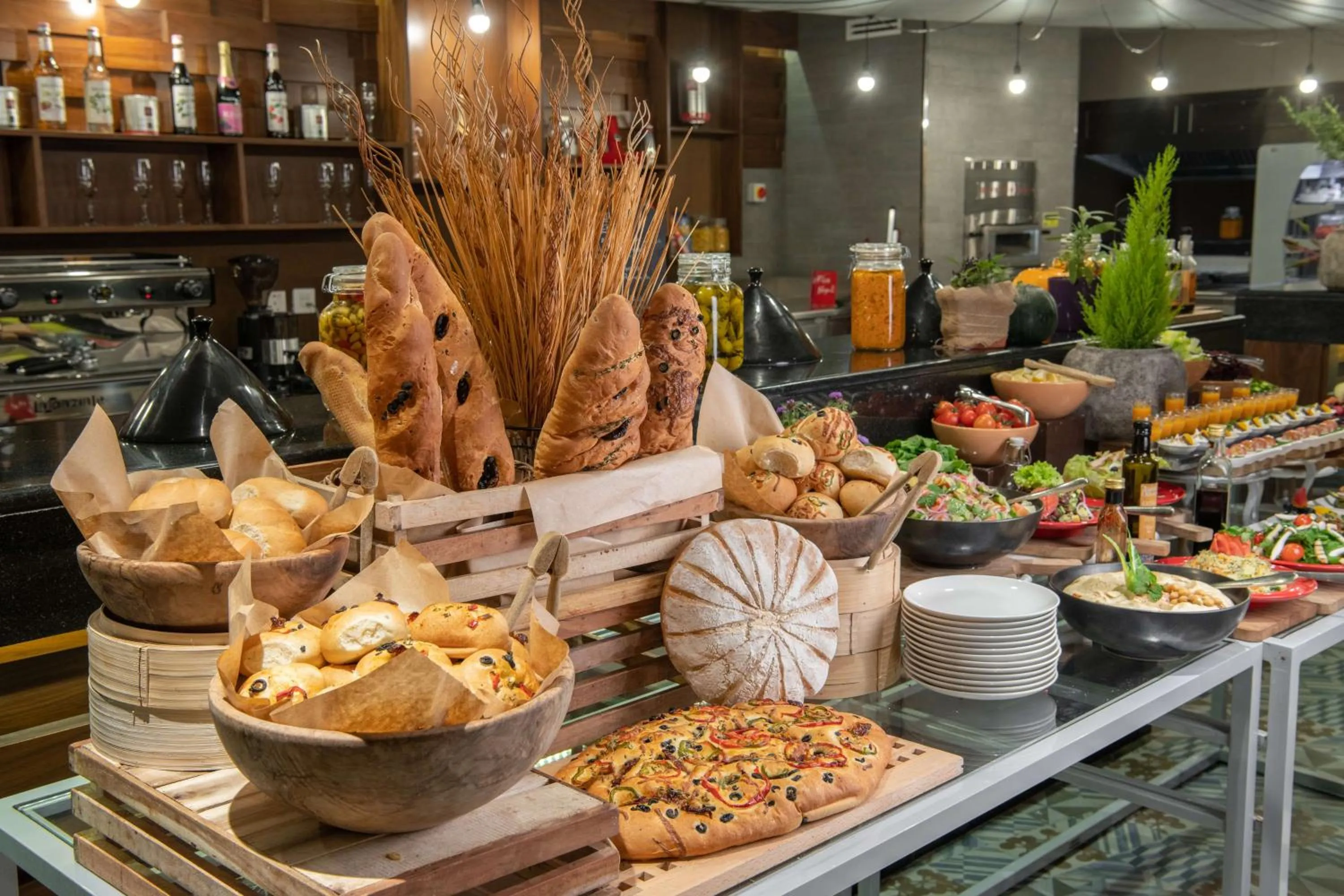 Restaurant/places to eat in Radisson Hotel & Apartments Dammam Industrial City